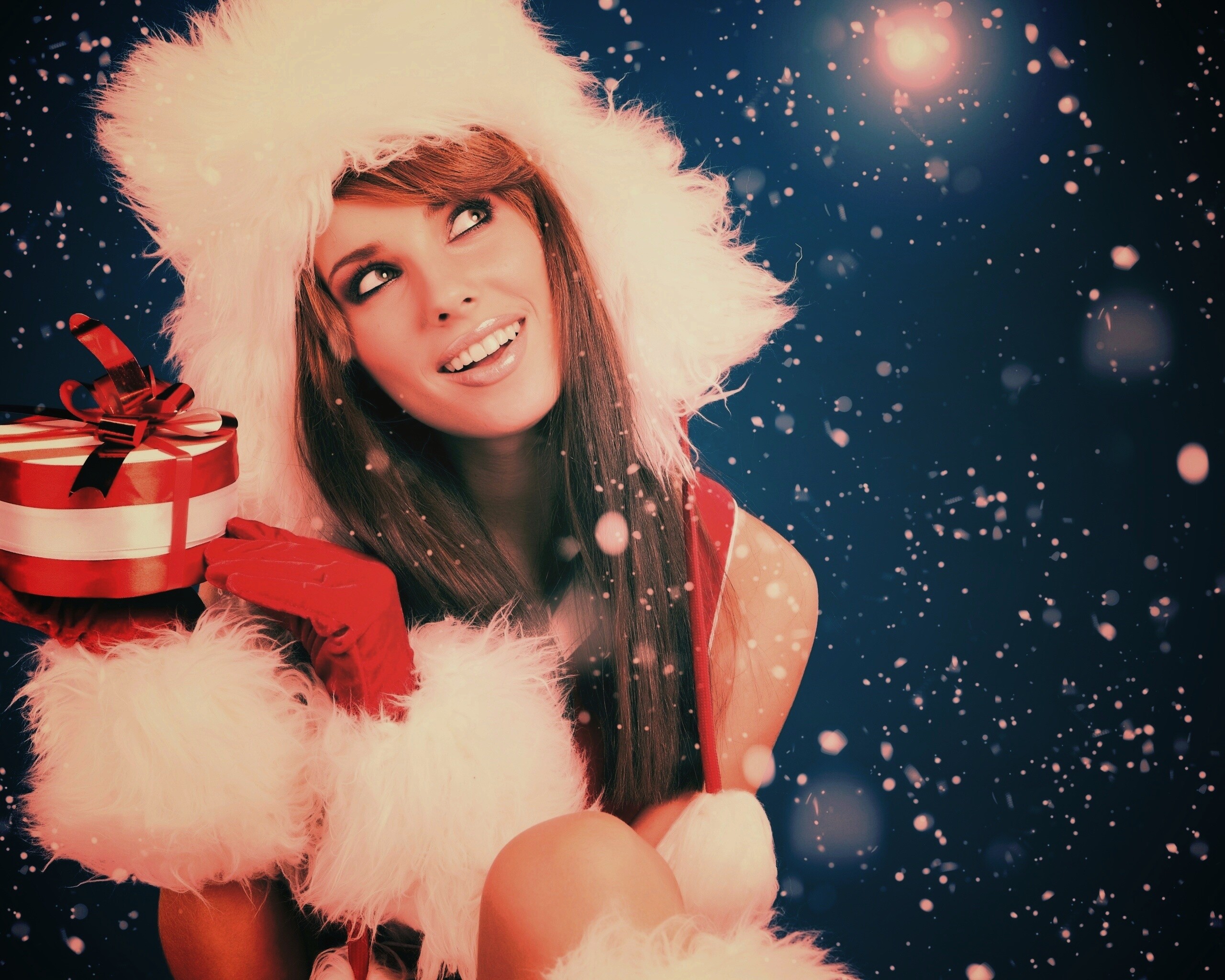 Девушка с новогодним подарком обои