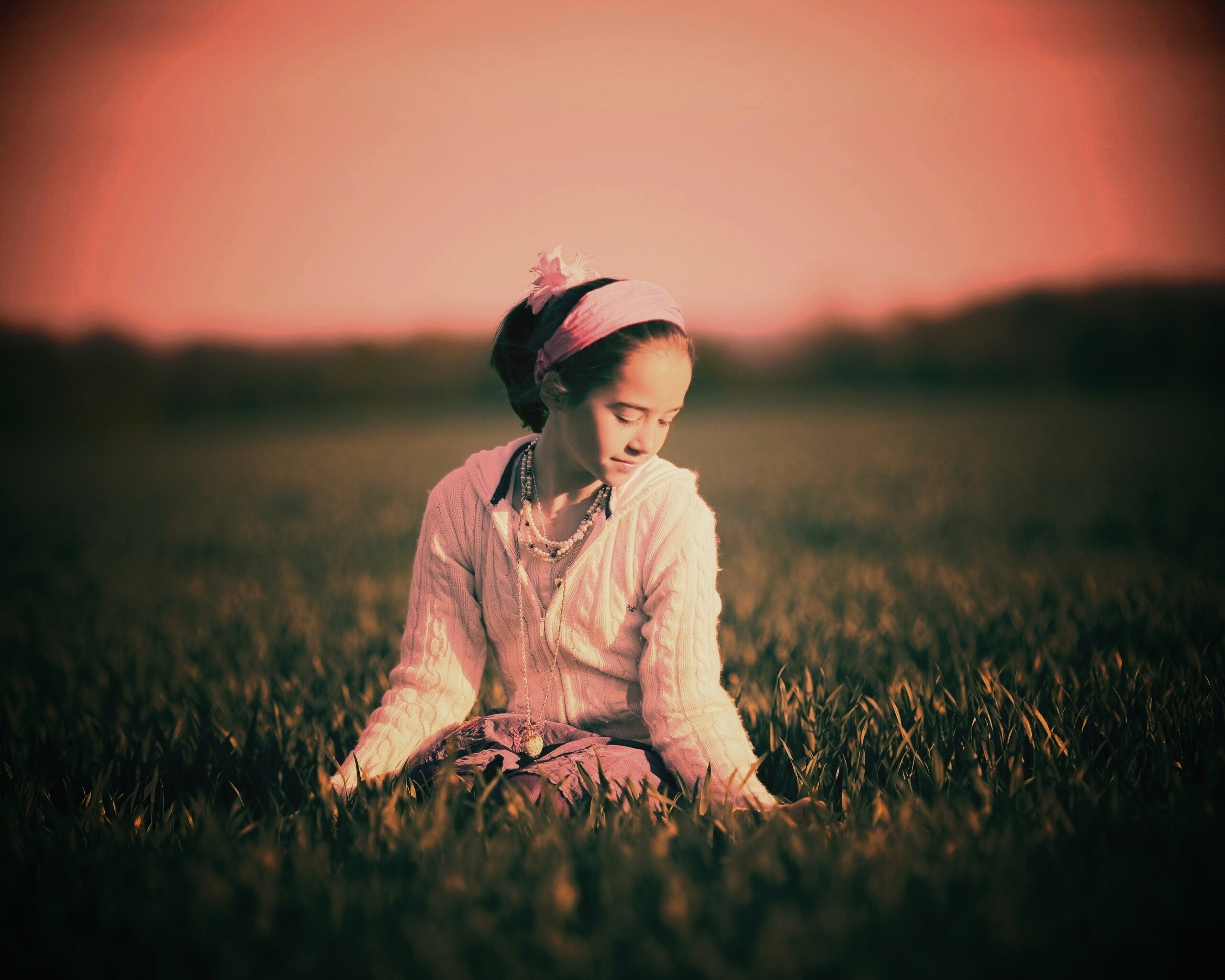 Девочка на траве обои