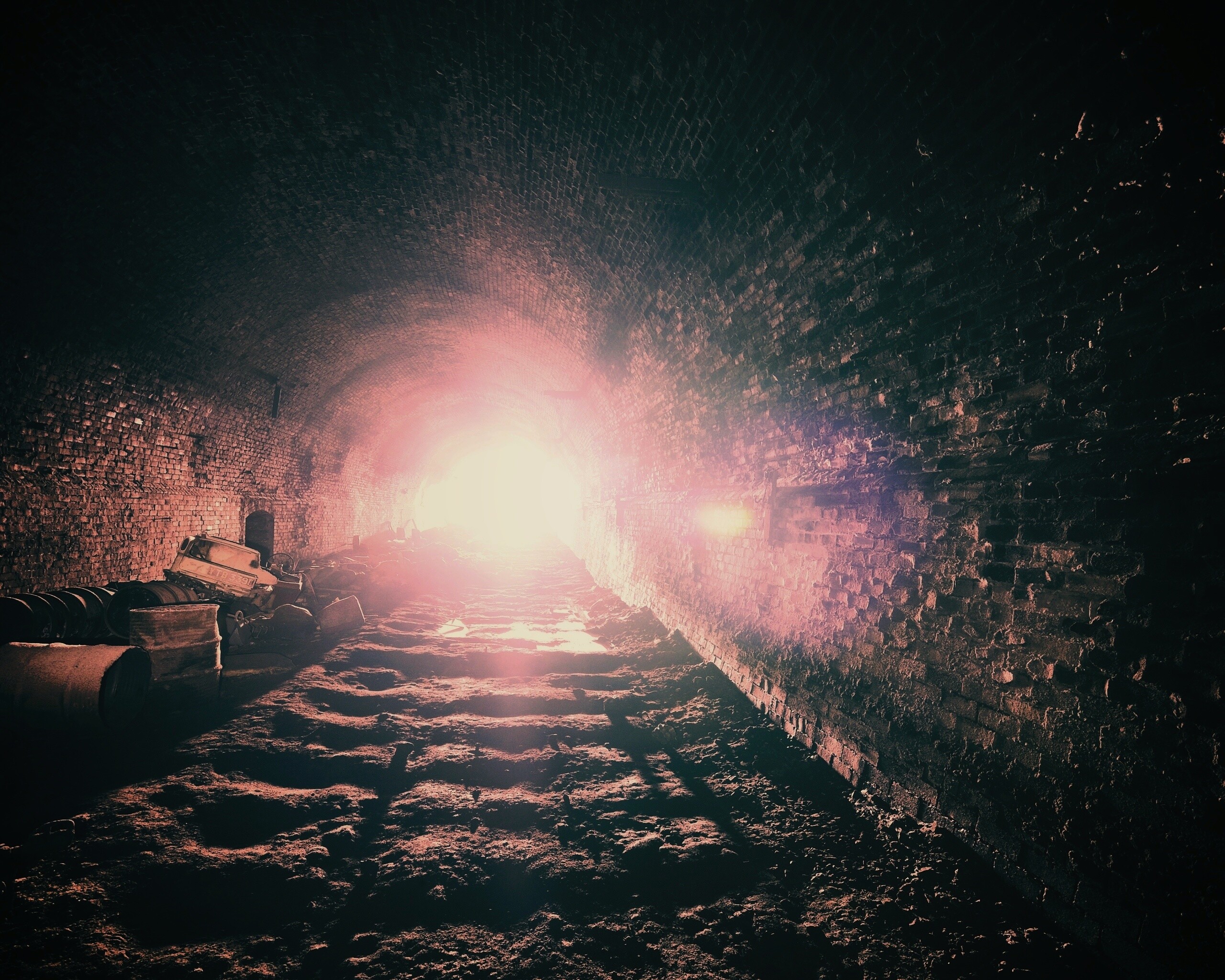 Захламленный тоннель обои