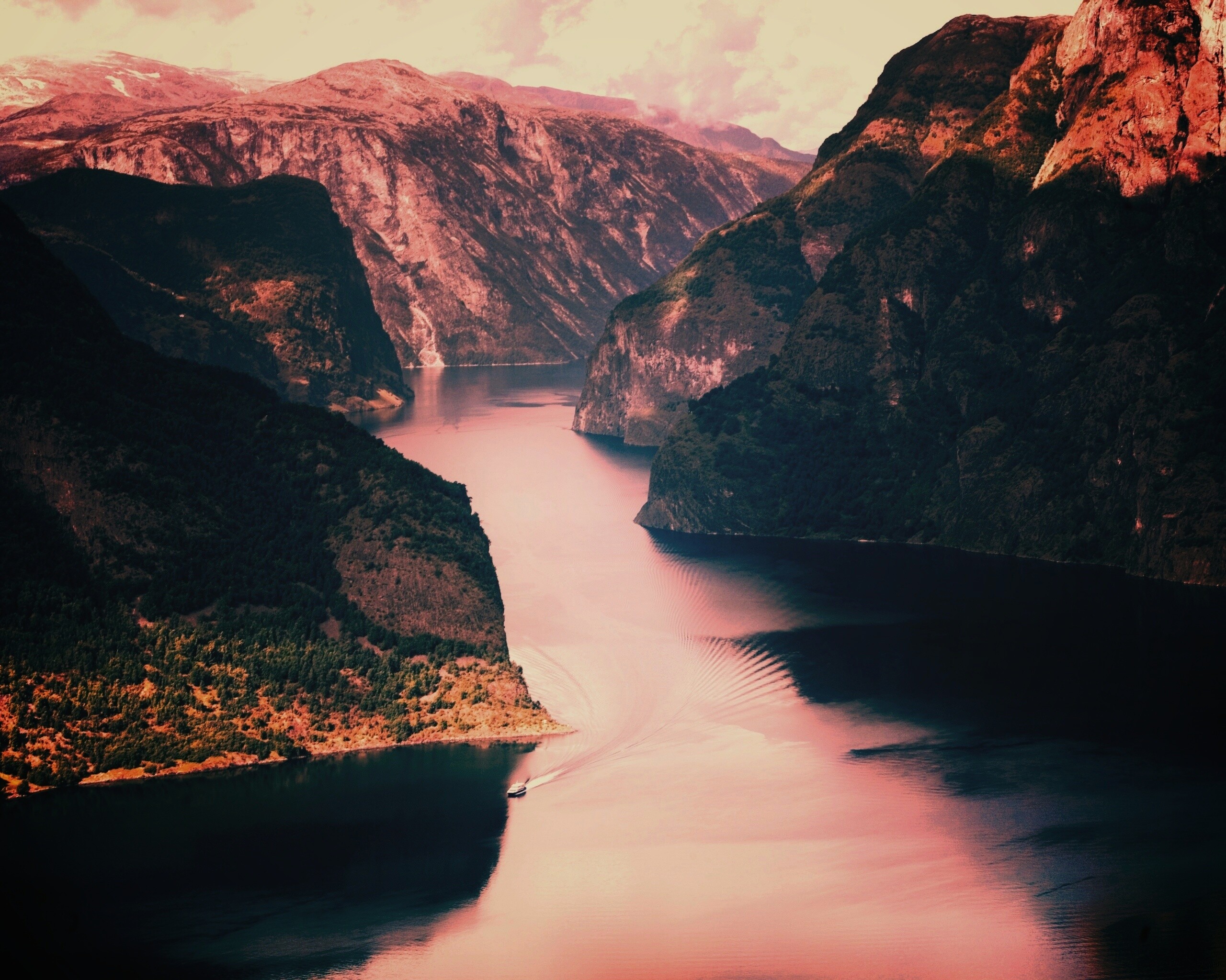 Лодка на реке среди высоких гор обои