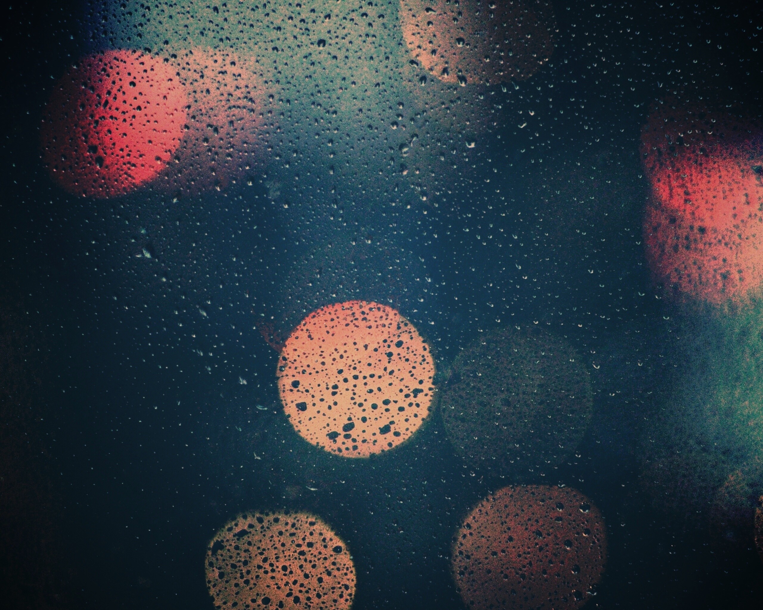 Блики за мокрым стеклом обои