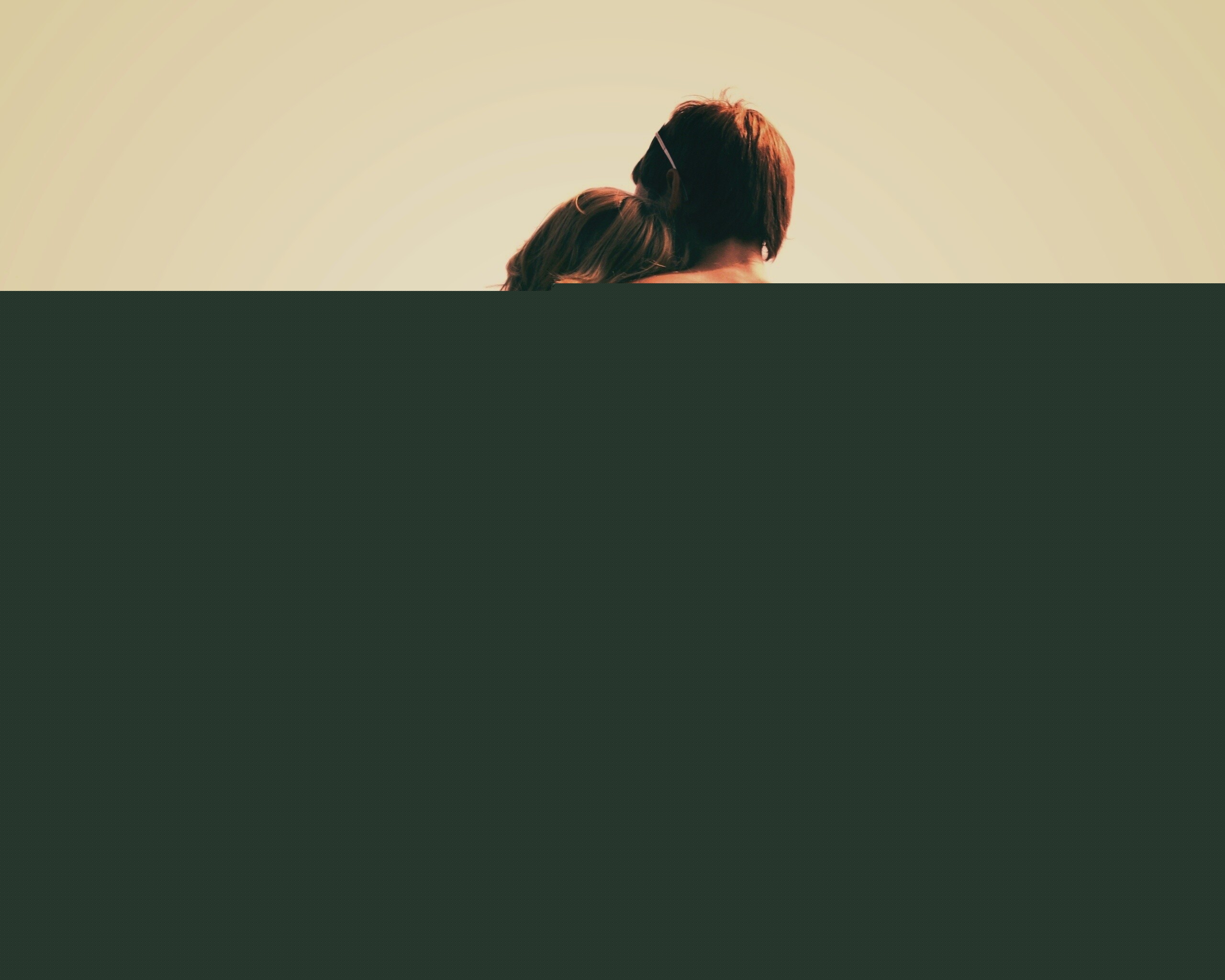 Девушка и парень у моря обои