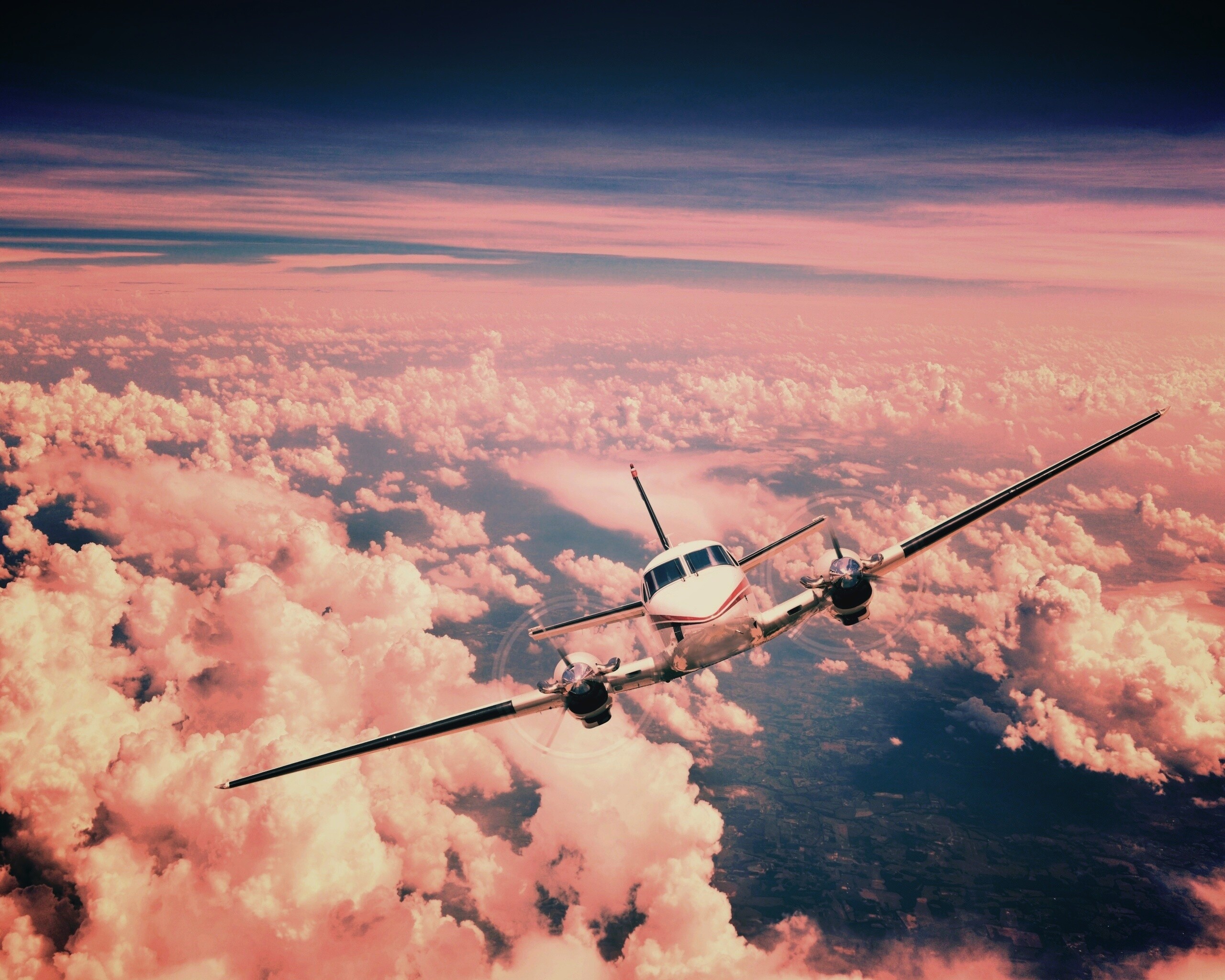 Самолет над облаками обои