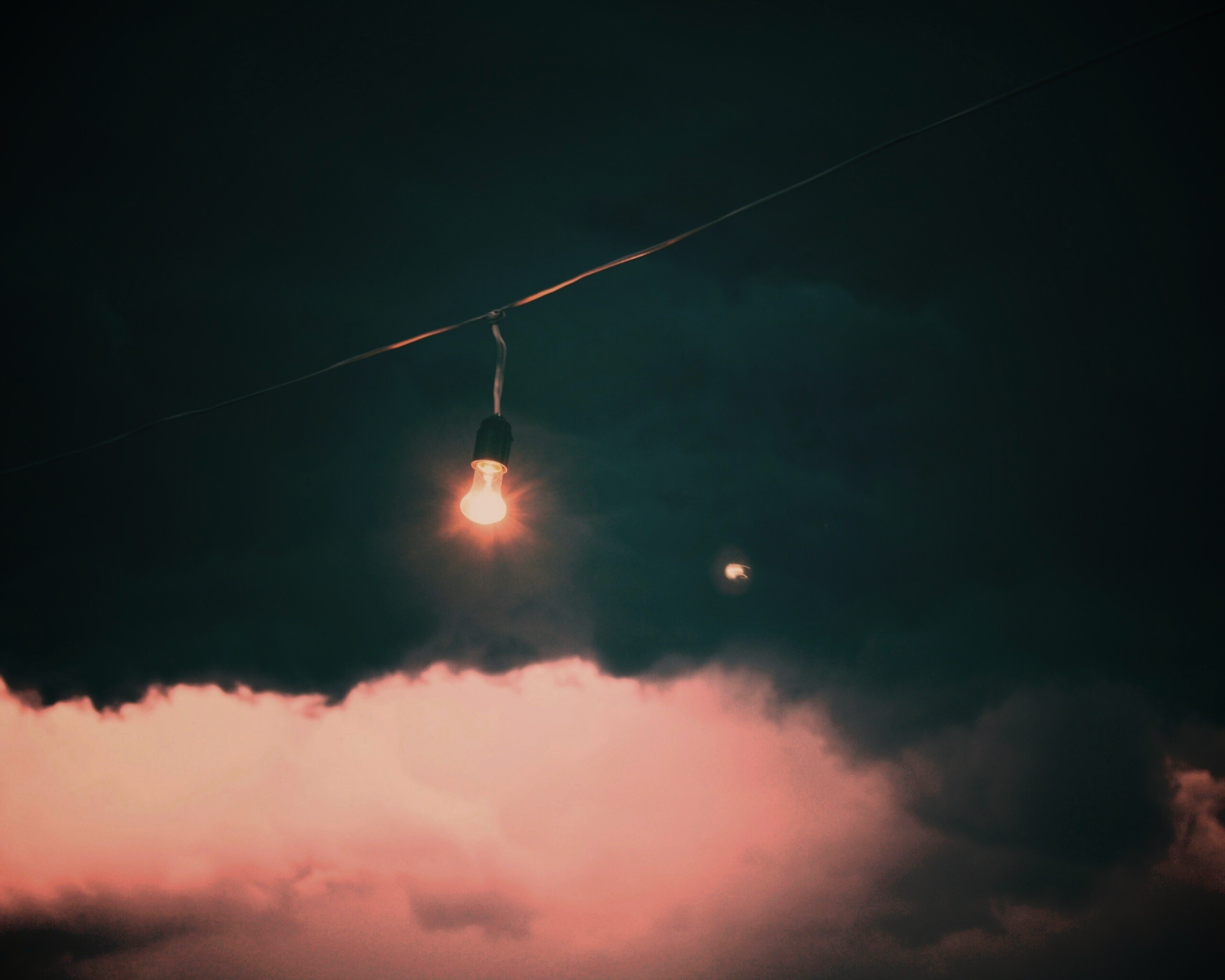 Лампочка на фоне туч обои