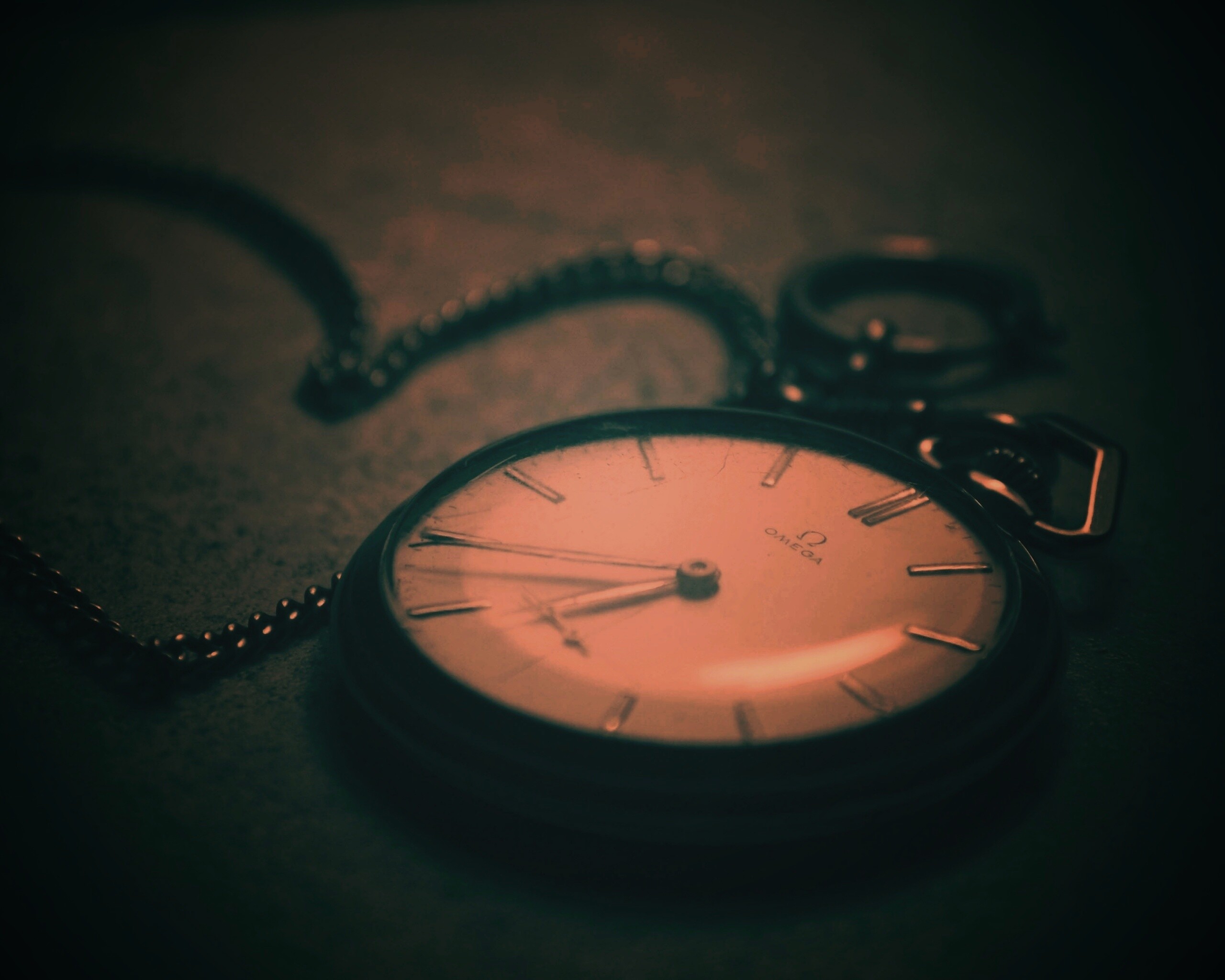 Часы на цепочке обои