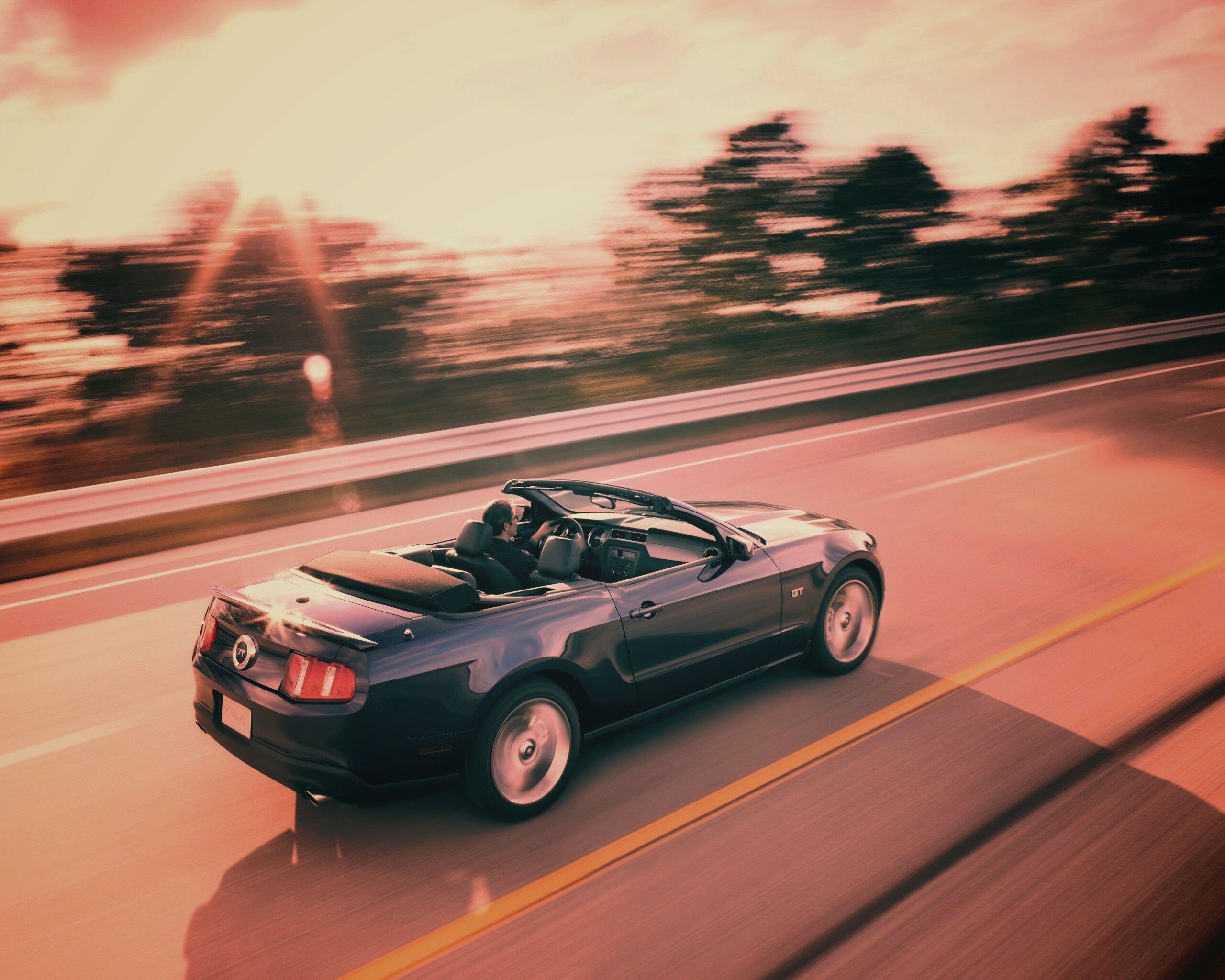 Машина на трассе обои