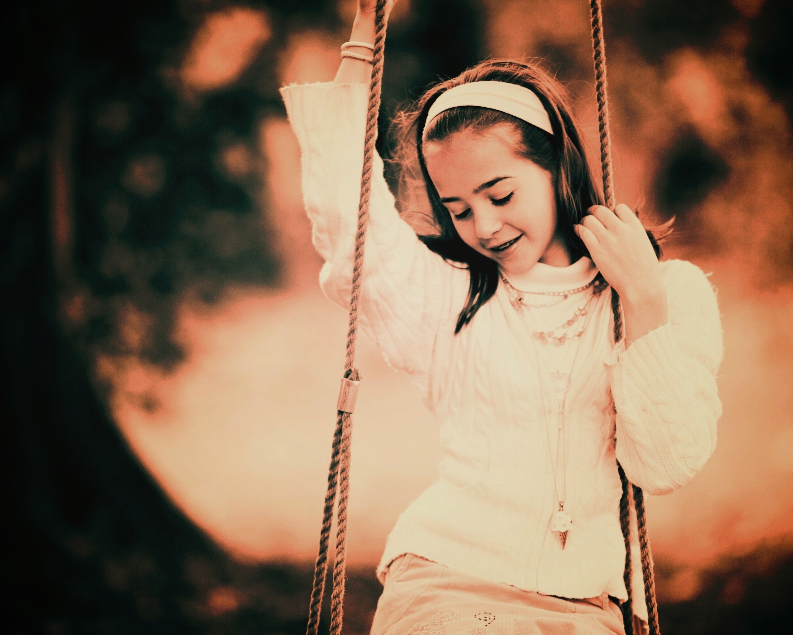 Девочка на качелях обои