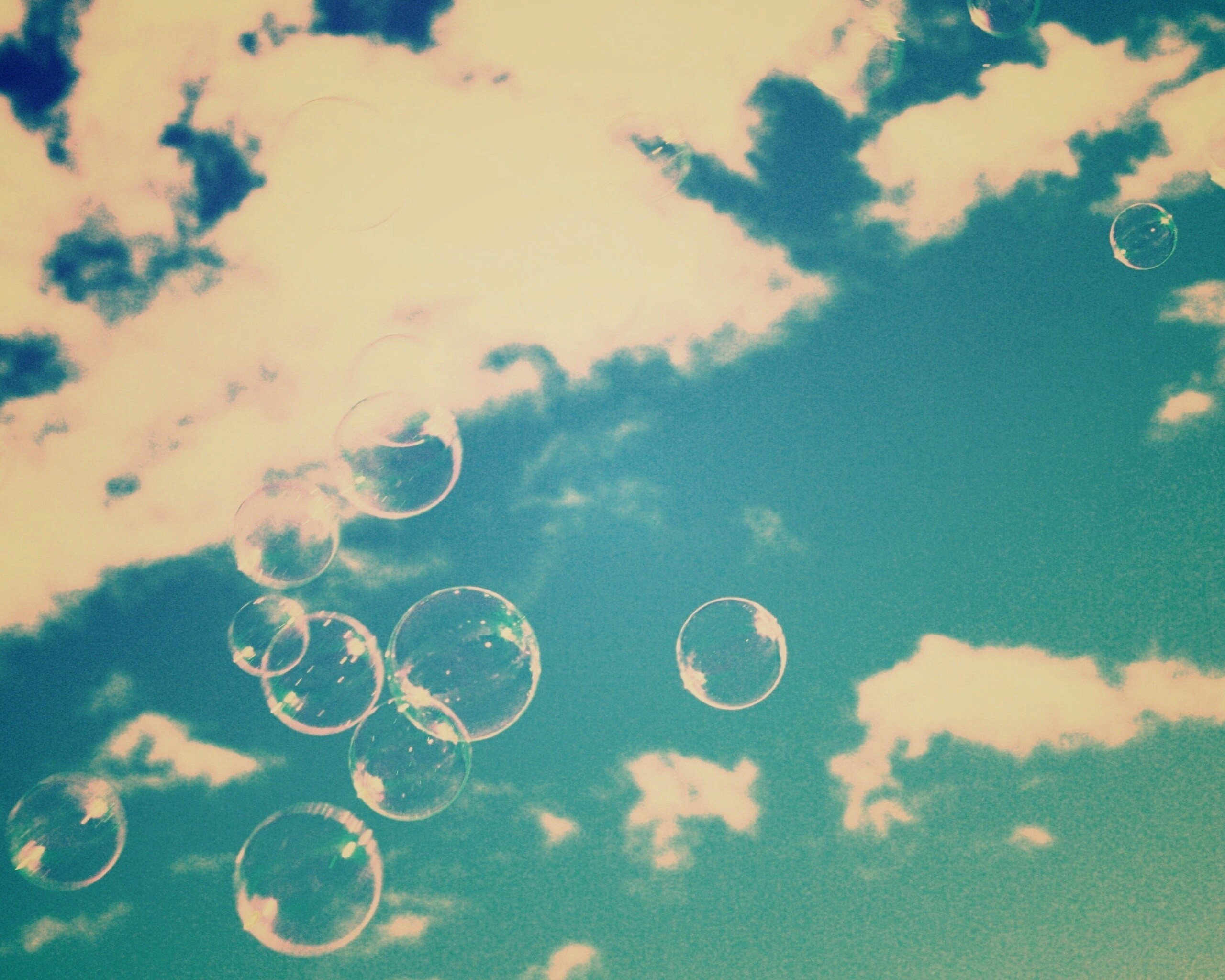 Мыльные пузыри в небе обои