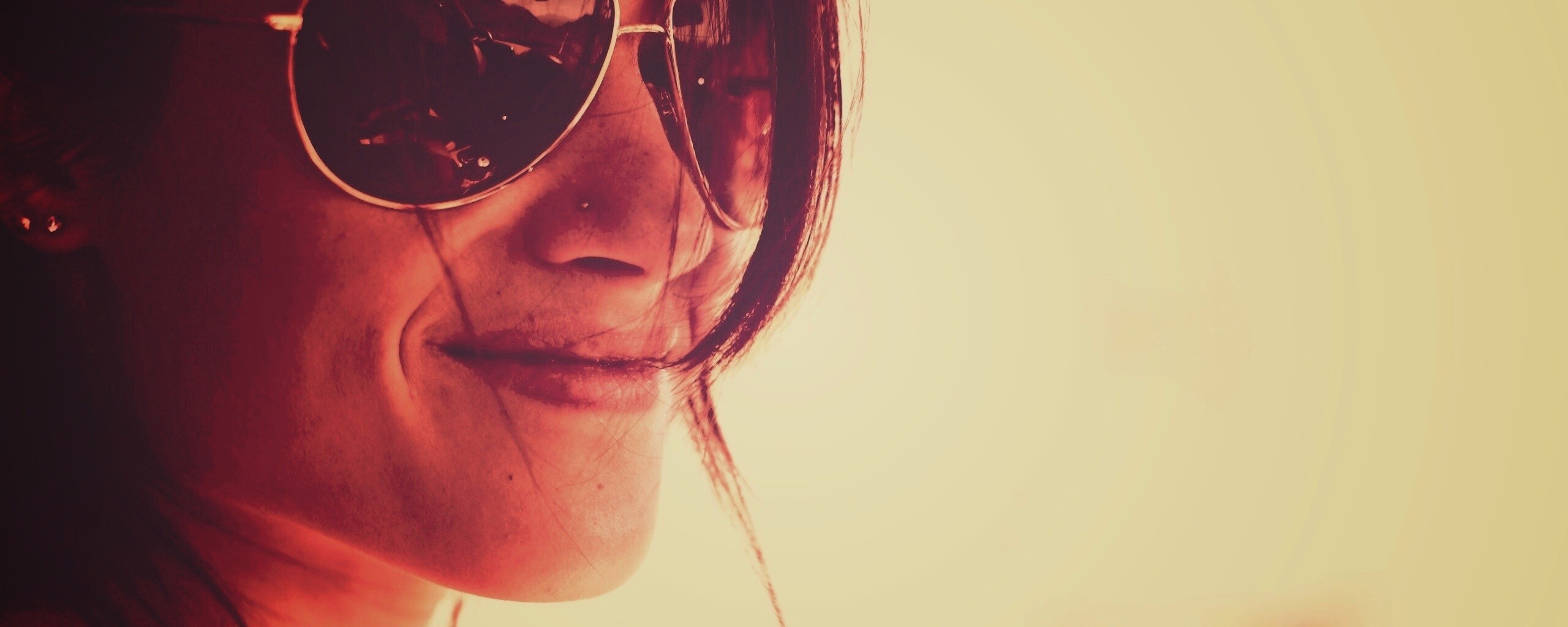 Девушка в очках обои