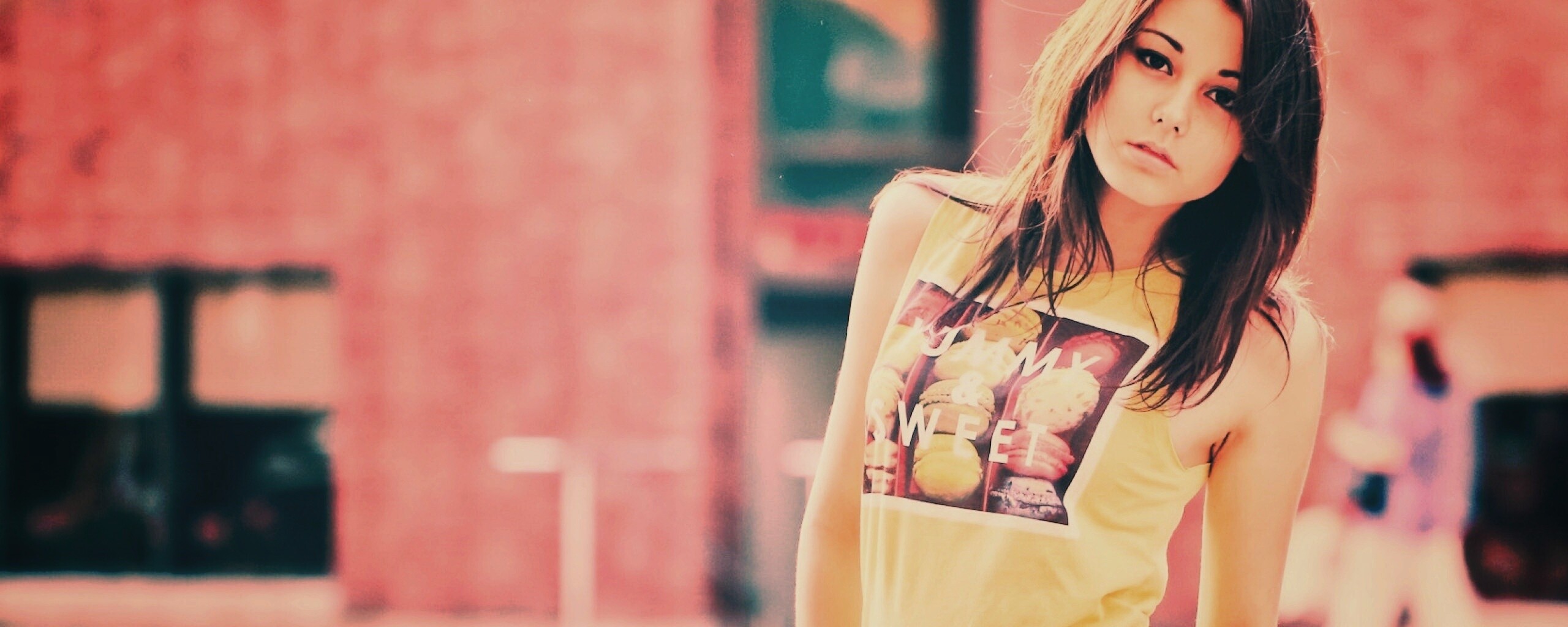 Молодая девушка в городе обои