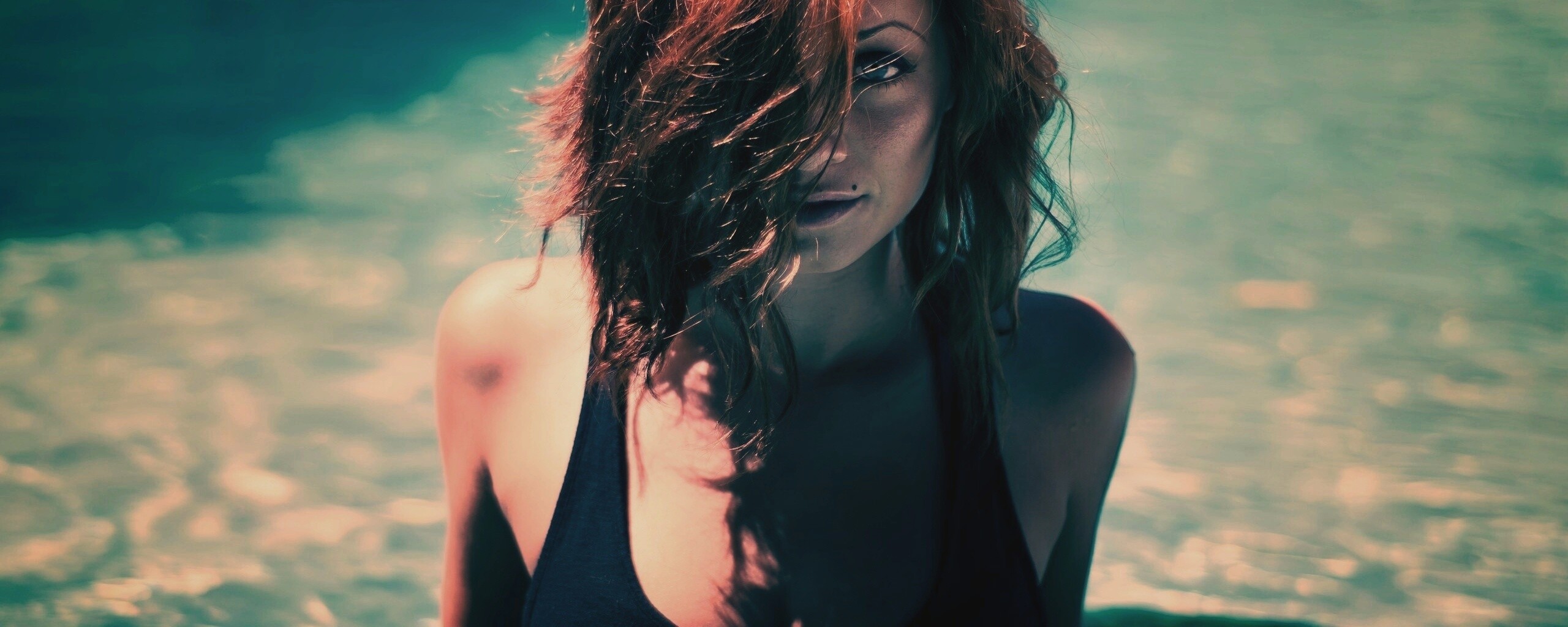 Девушка рядом с бассейном обои