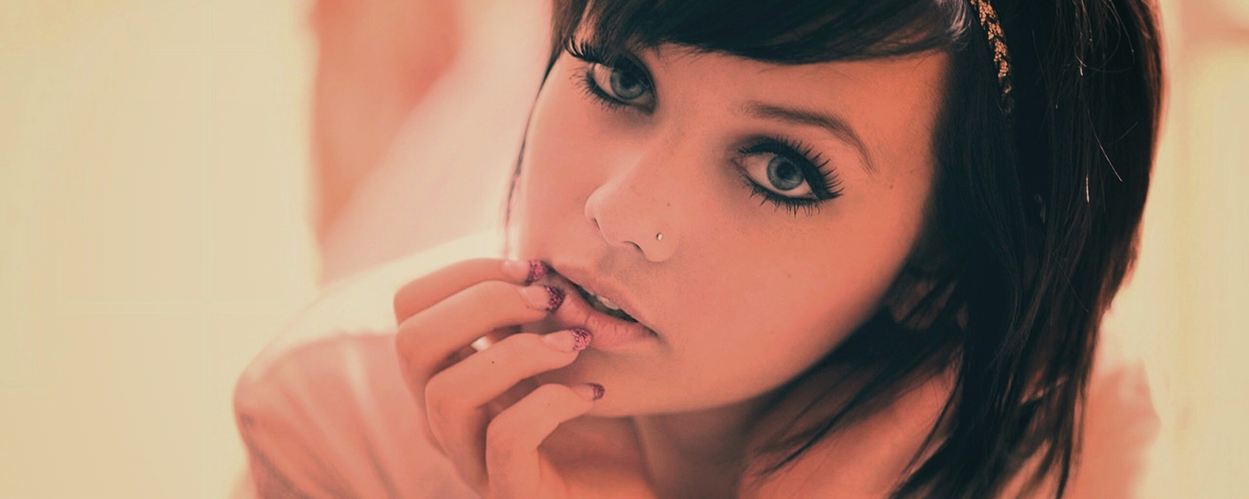 Задумчивая девушка обои