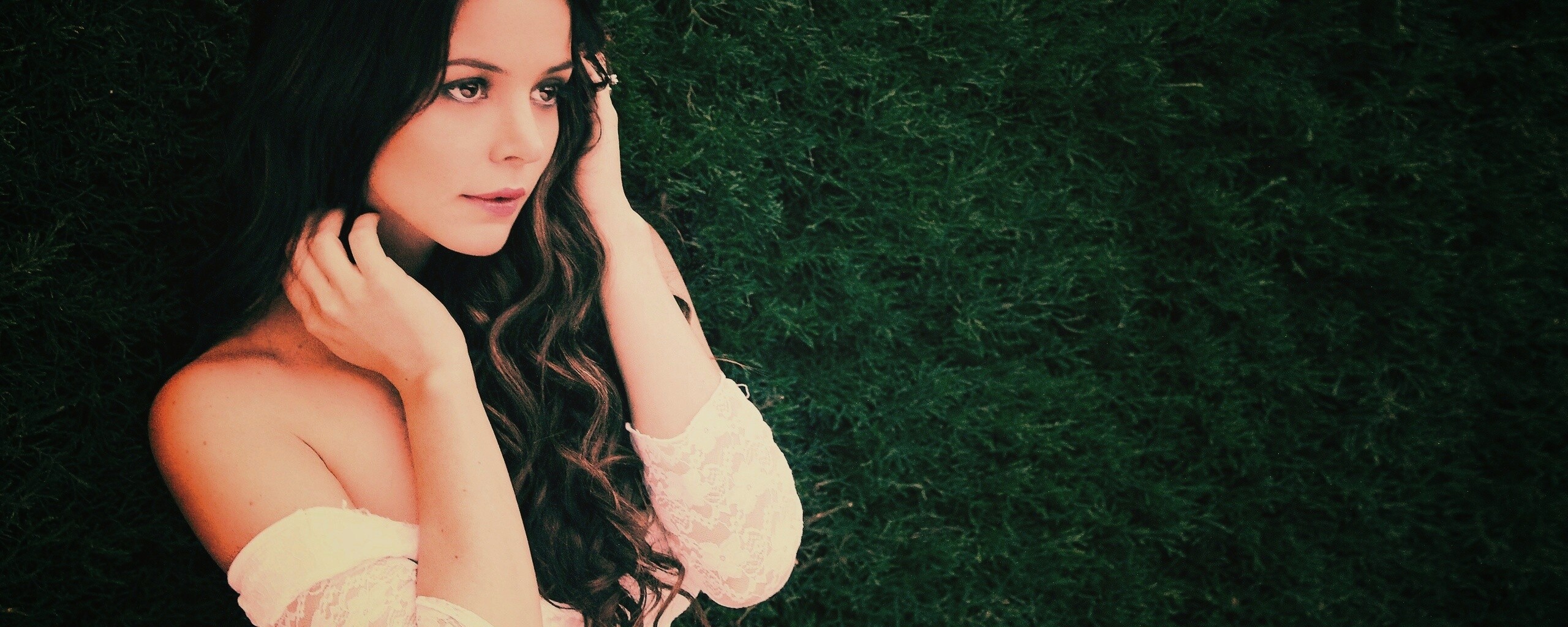 В белом платье обои