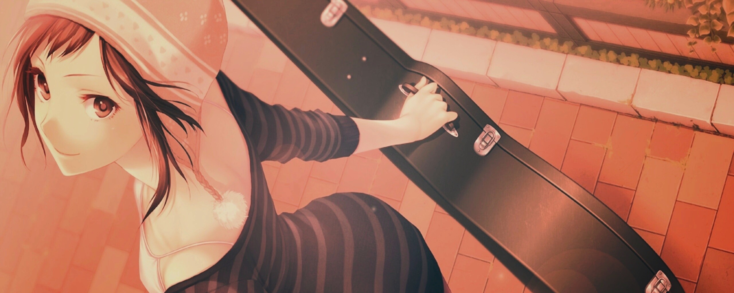 Девушка с гитарным чехлом обои