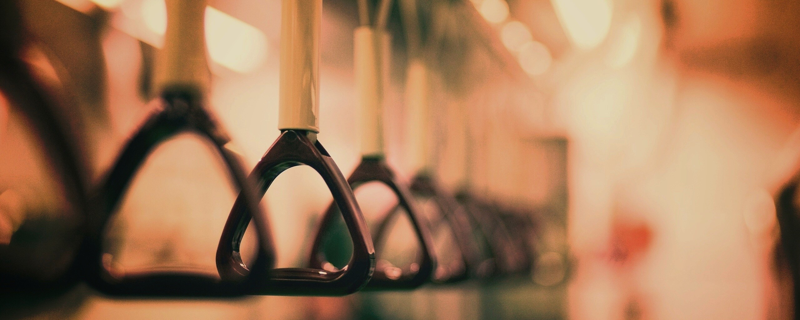 Поручни в метро обои