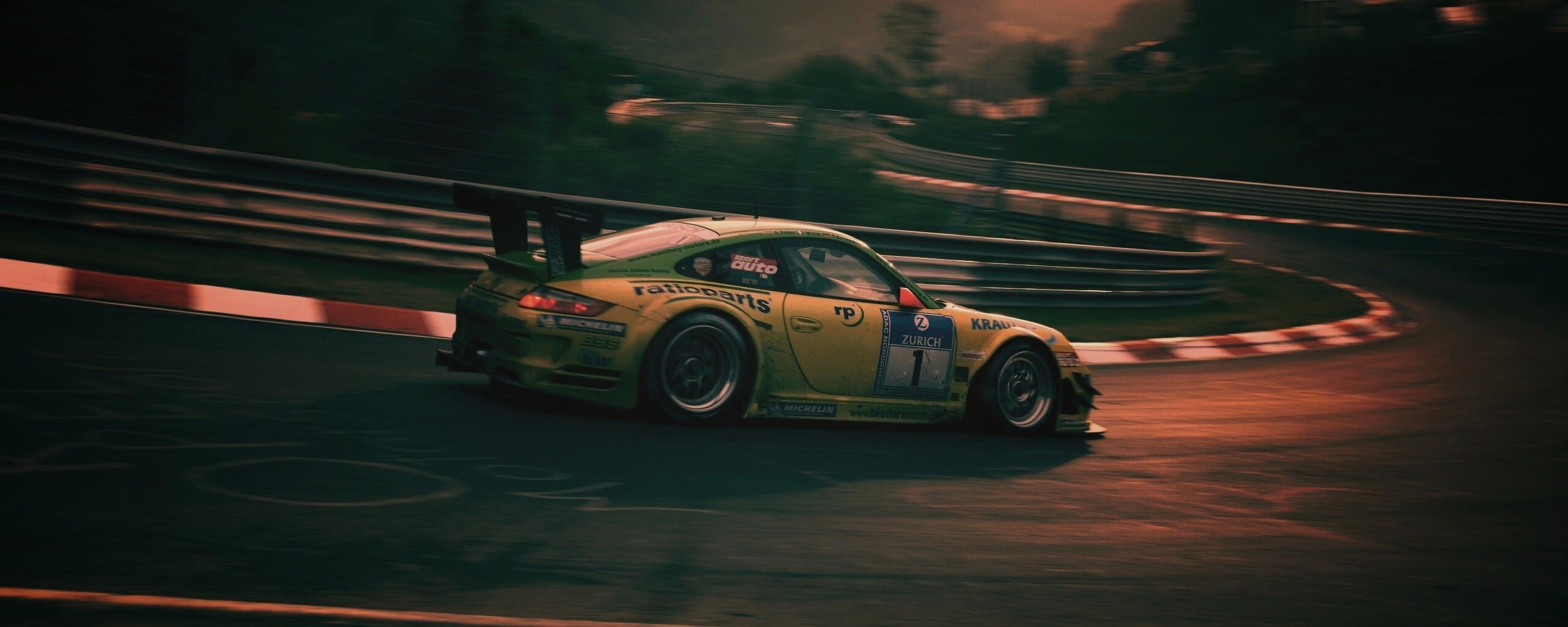 Гоночный Порше на треке обои