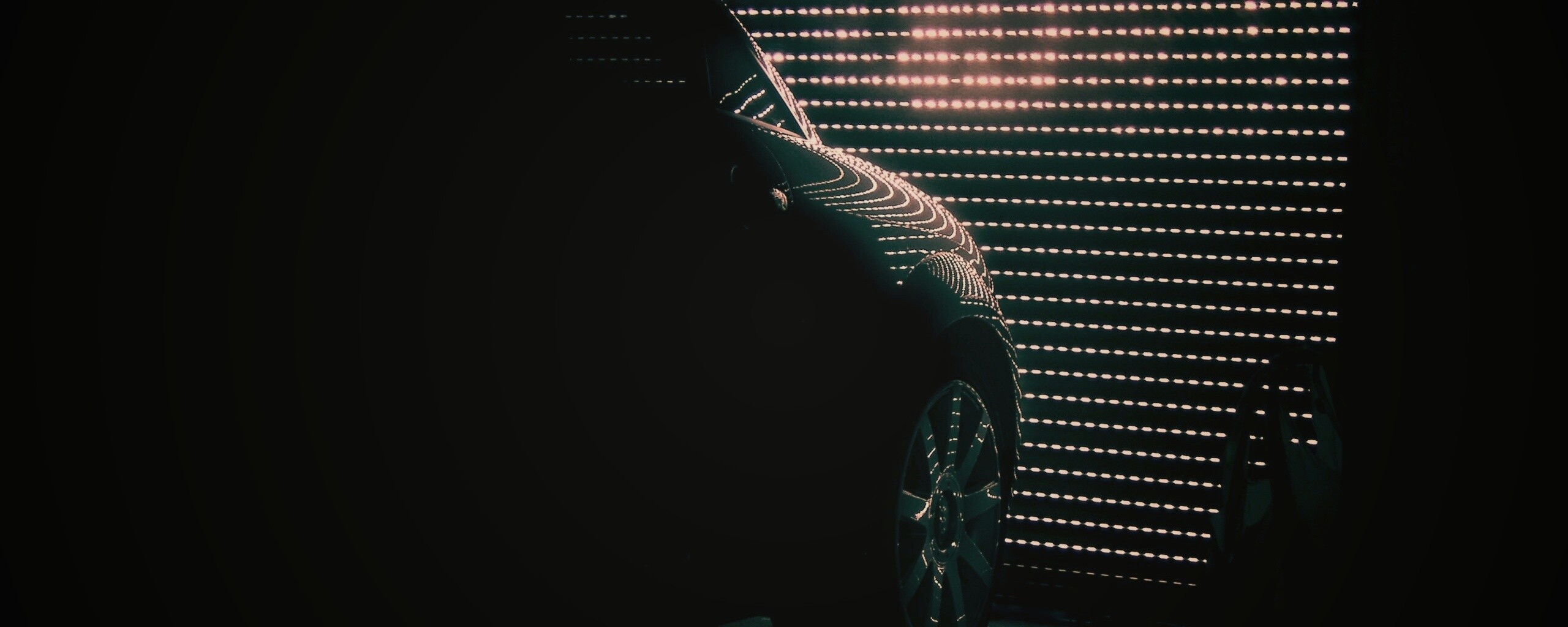 Машина в закрытом гараже обои