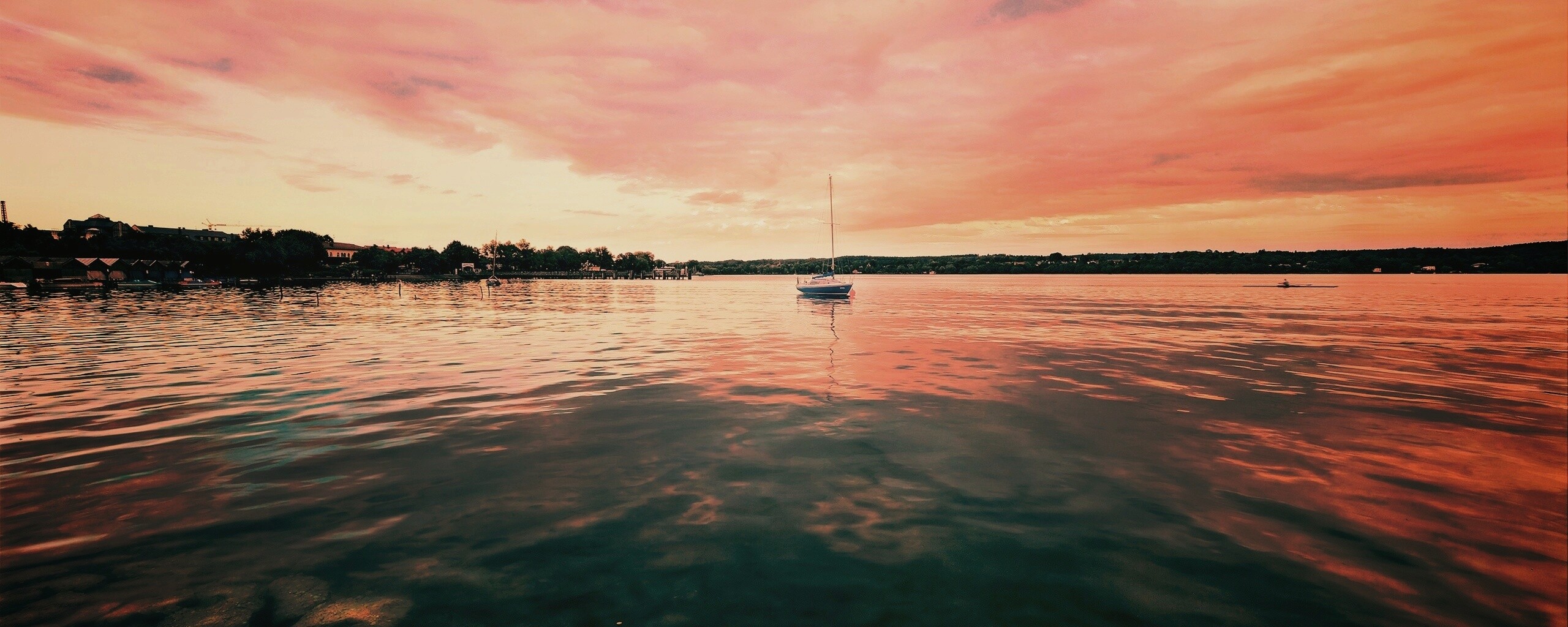 Яхта на озере обои