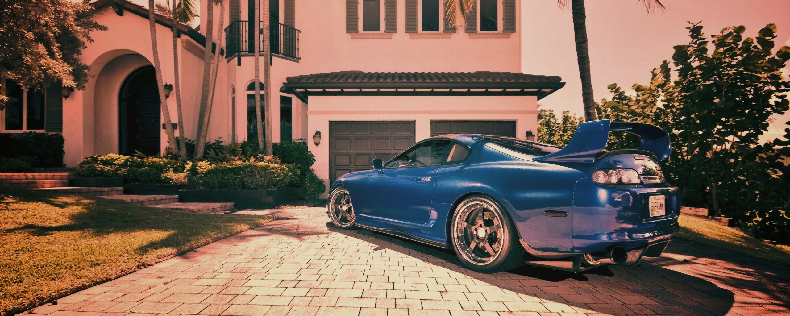 Синее авто у коттеджа обои