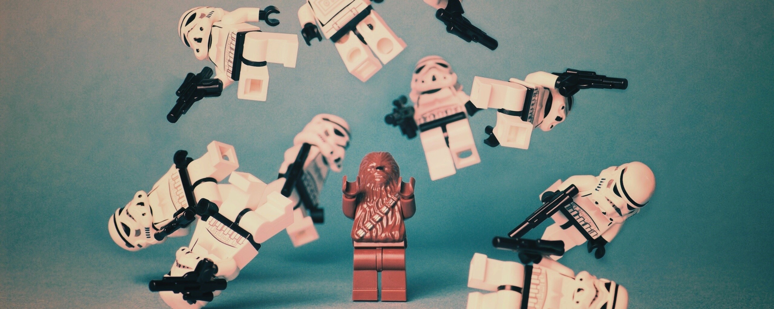 Чубака раскидывает имперских штурмовиков обои