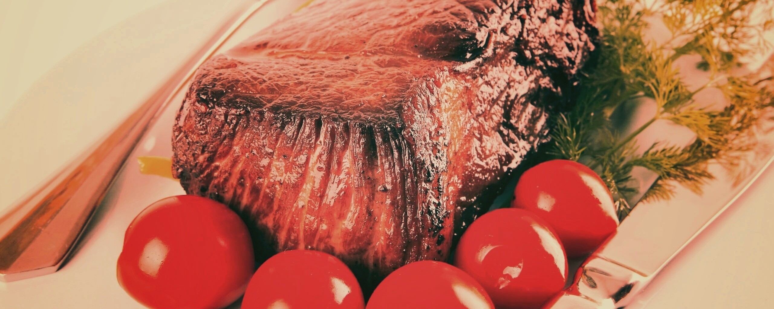 Стейк с помидорами обои