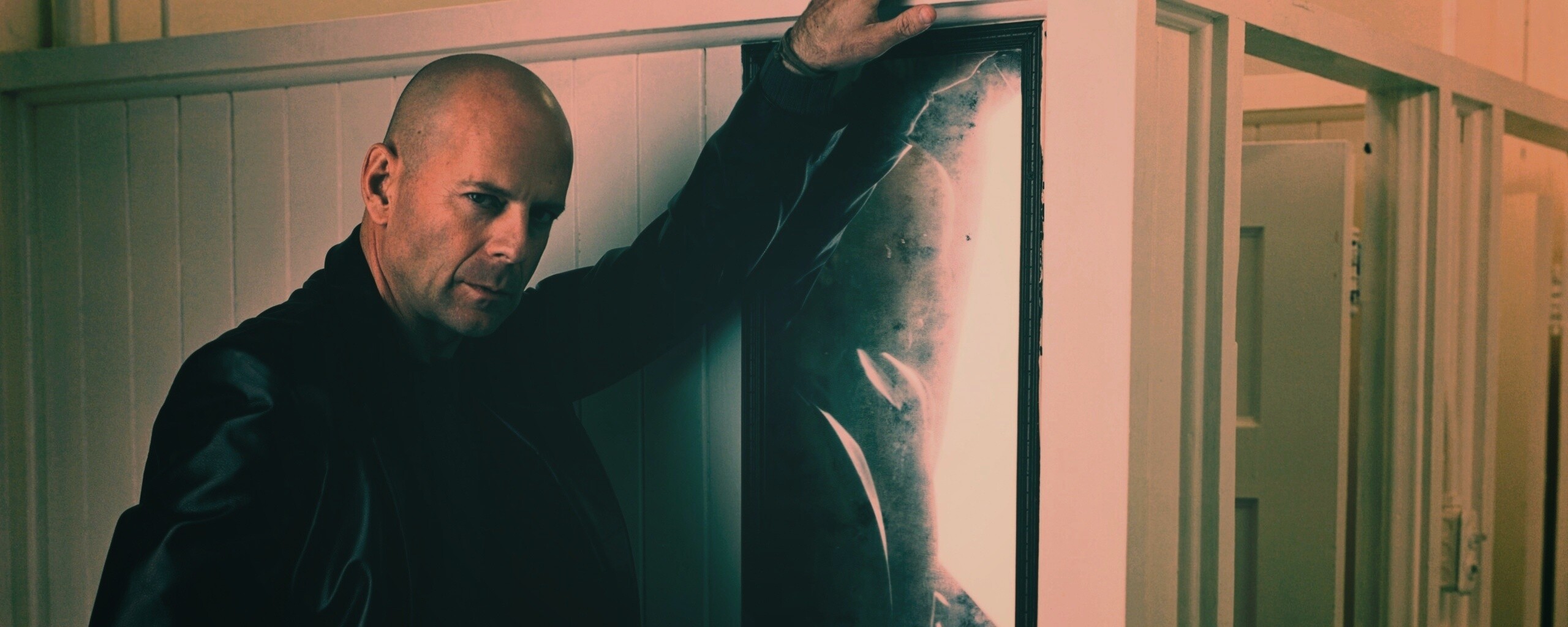 Брюс Уиллис у зеркала обои