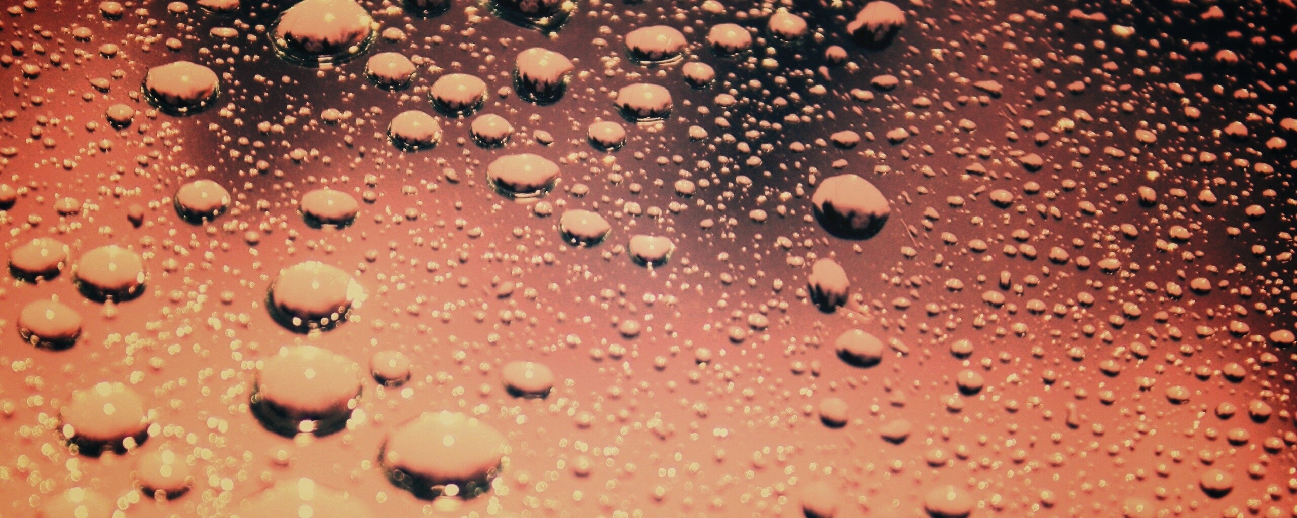 Капли воды на поверхности стекла обои