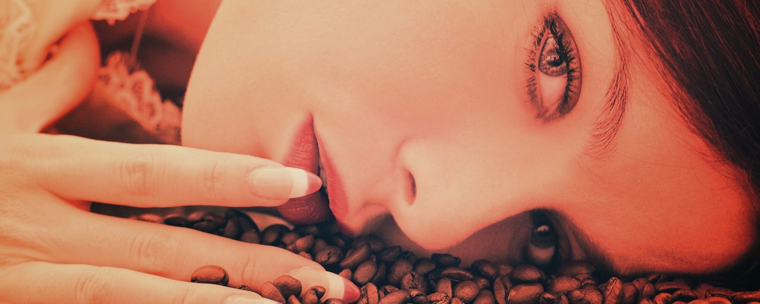 Соблазнительная девушка с кофейными зернами обои