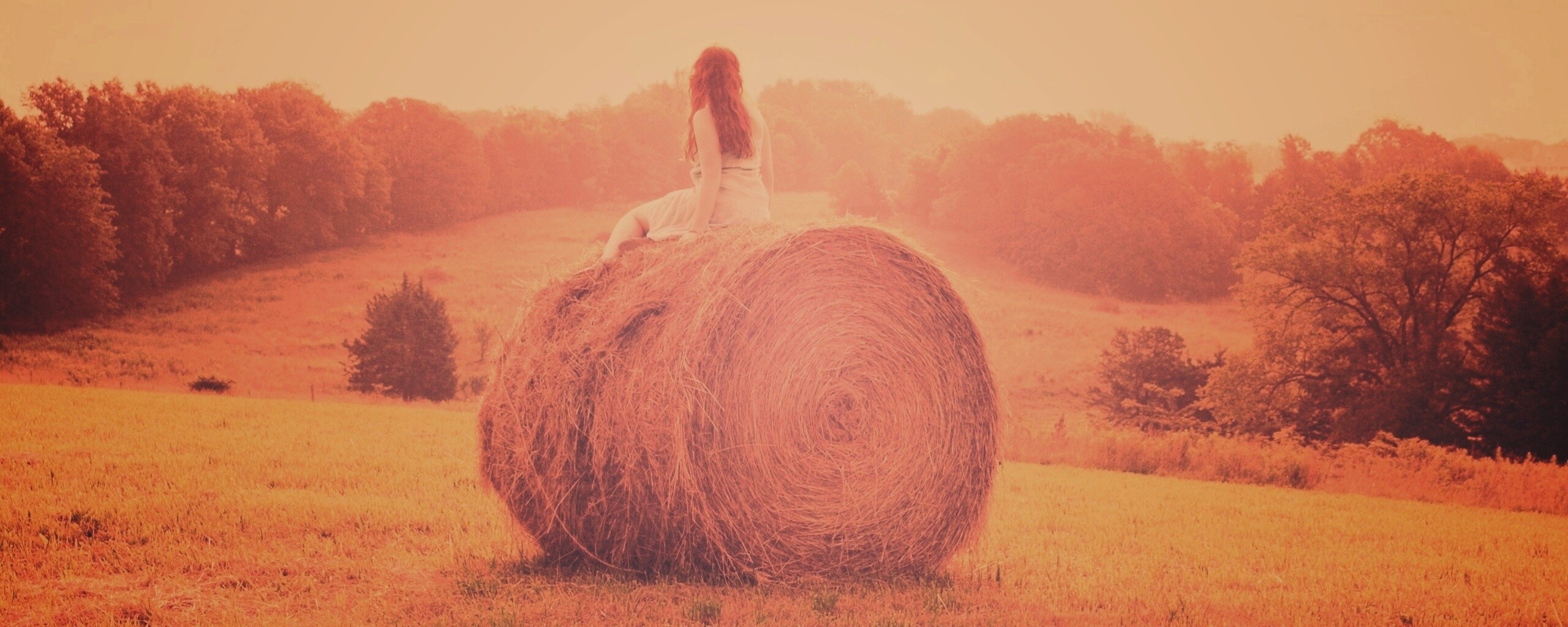 Девушка на снопе сена обои