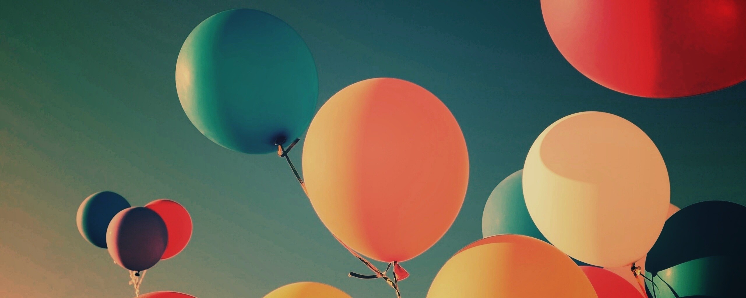 Разноцветные воздушные шарики обои