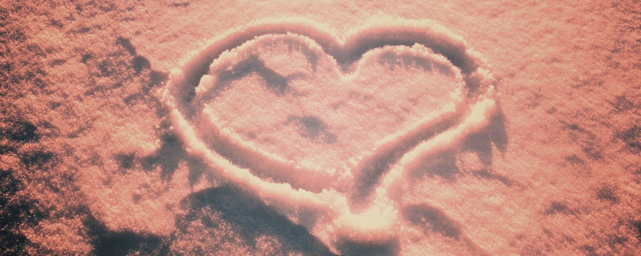 Сердечко на снегу обои