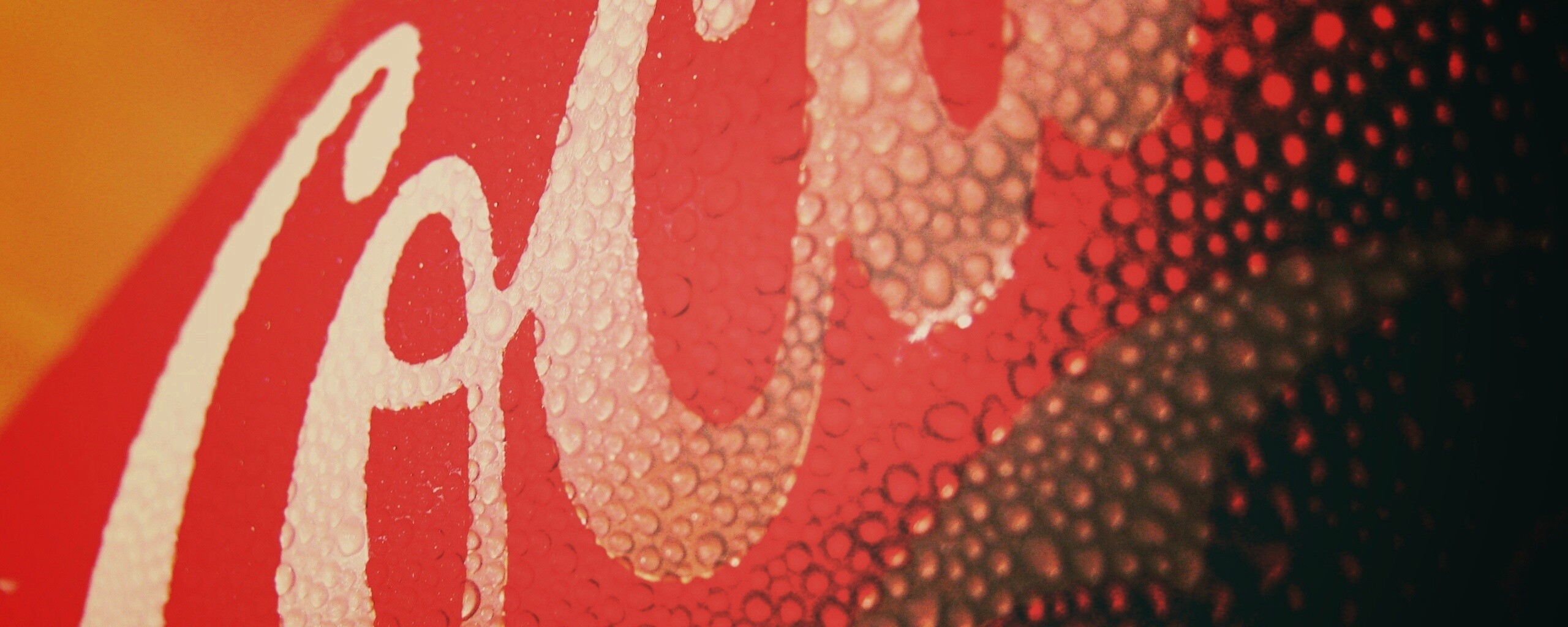 Запотевшая банка Кока-Колы обои