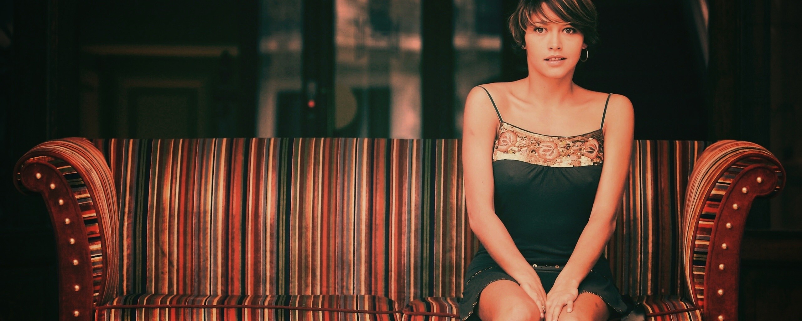 На диване обои