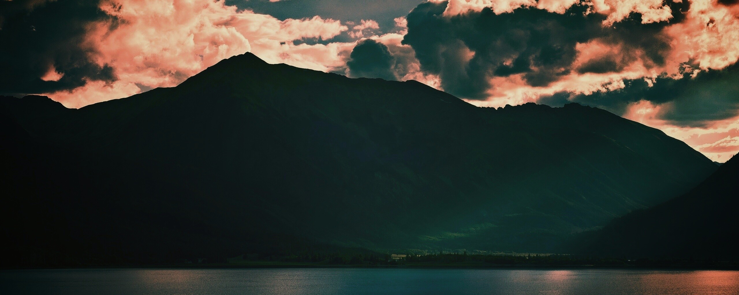 Свет на склонах гор обои