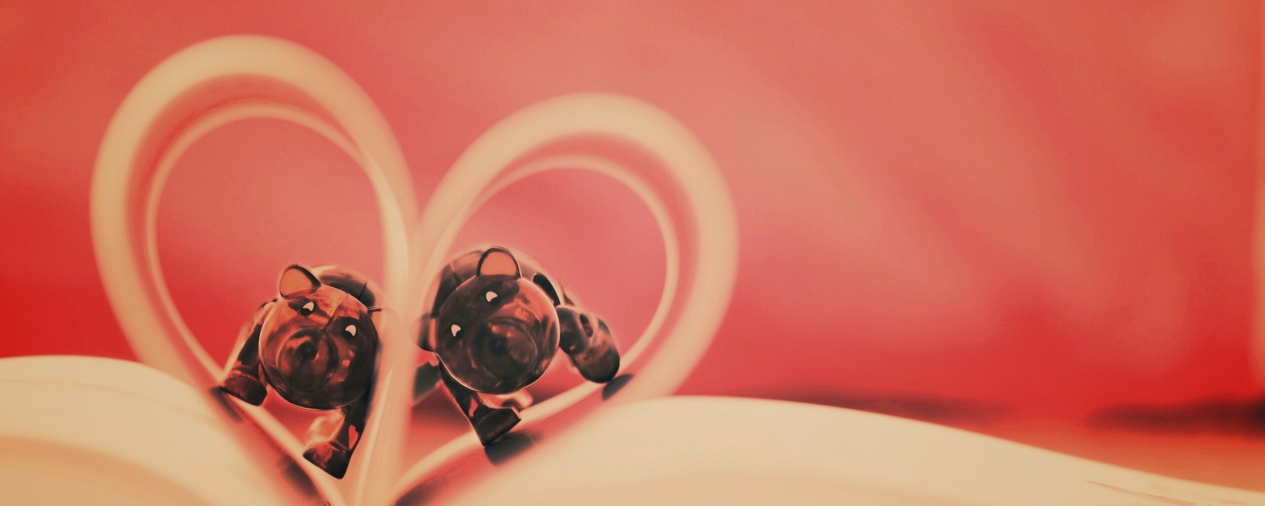 Фигурки мишек в книге обои