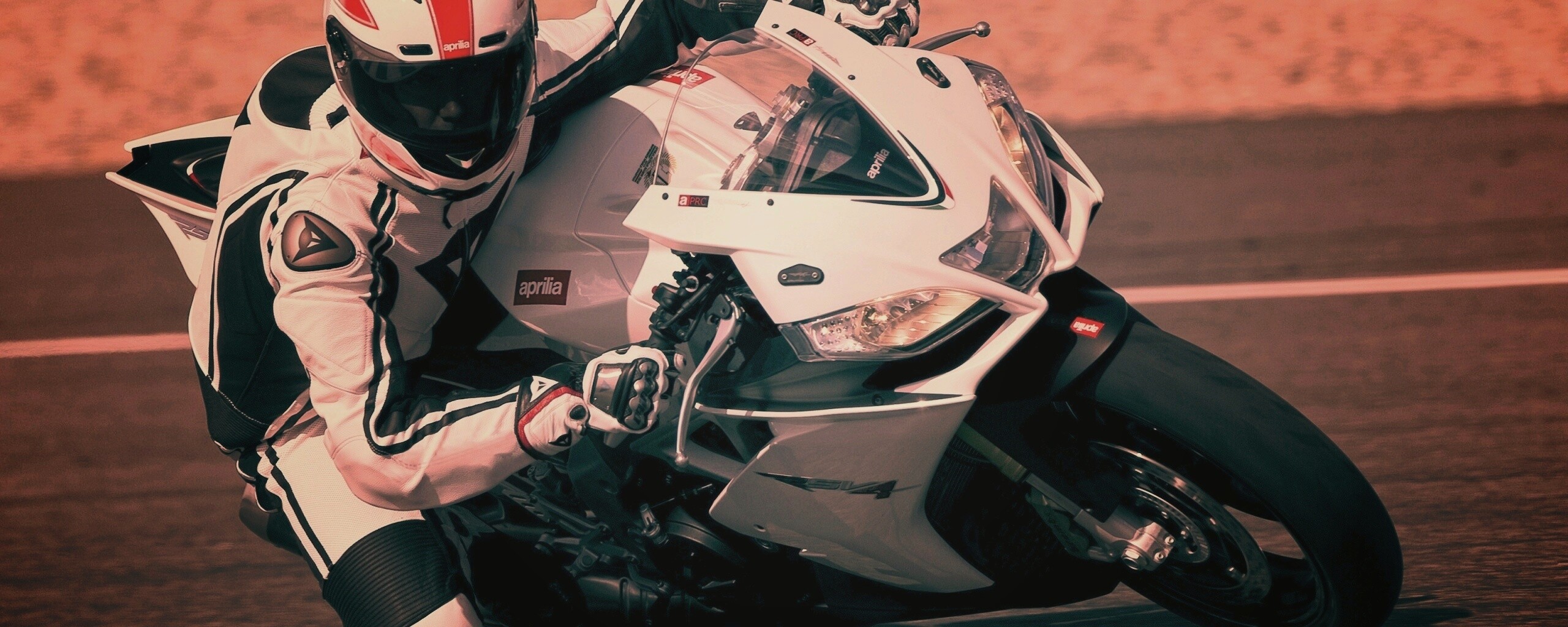 Байкер в белой экиперовкена Априлия РСВ4 обои