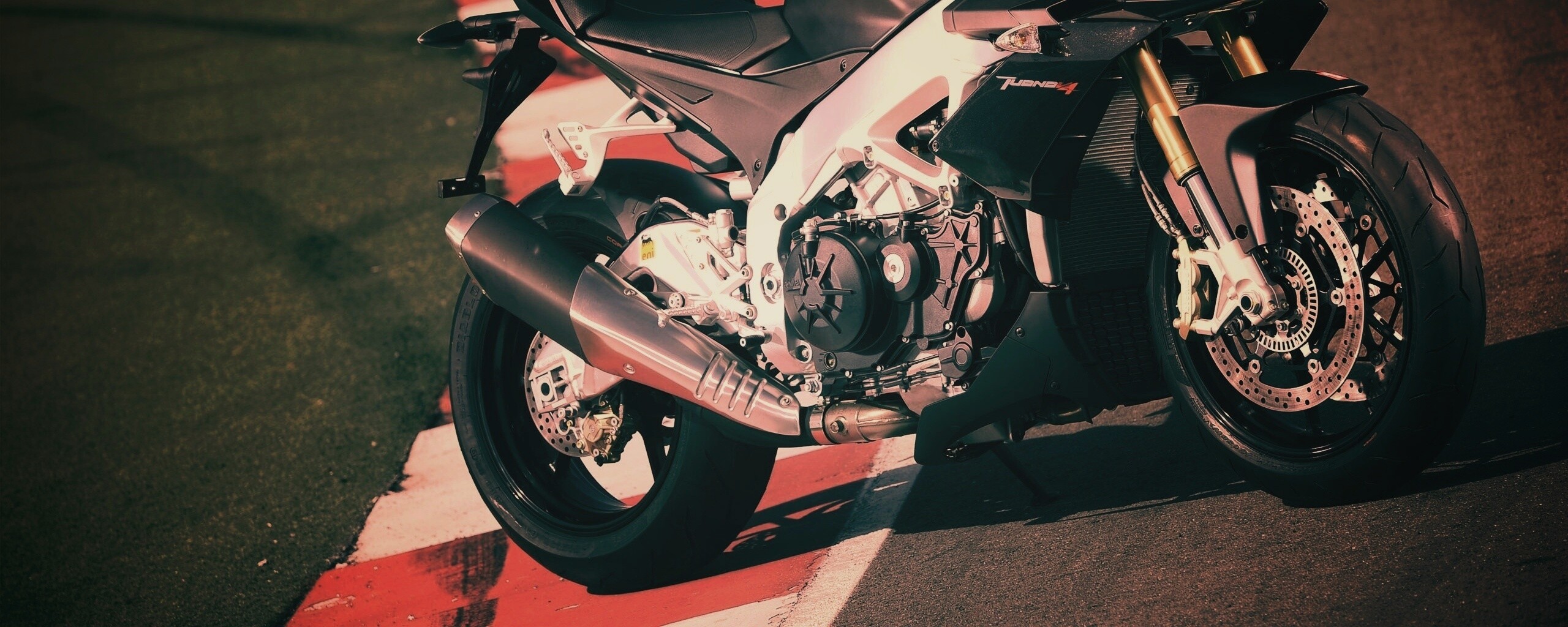 Спортивный мотоцикл Априлия на треке  обои