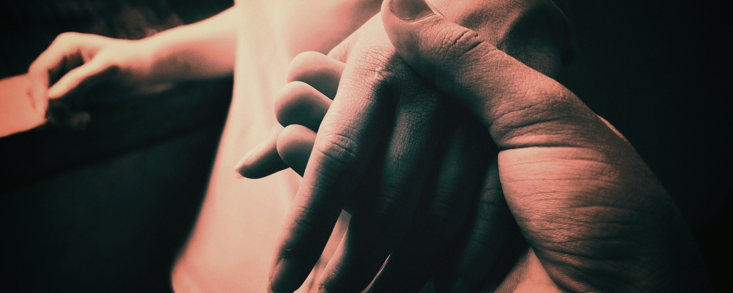 Прикосновение рук обои