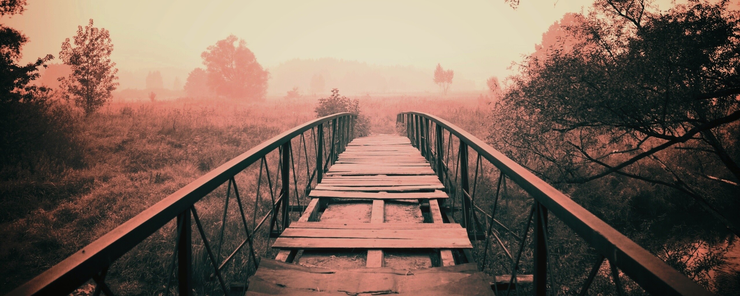 Старый мост на черно-белом фото обои