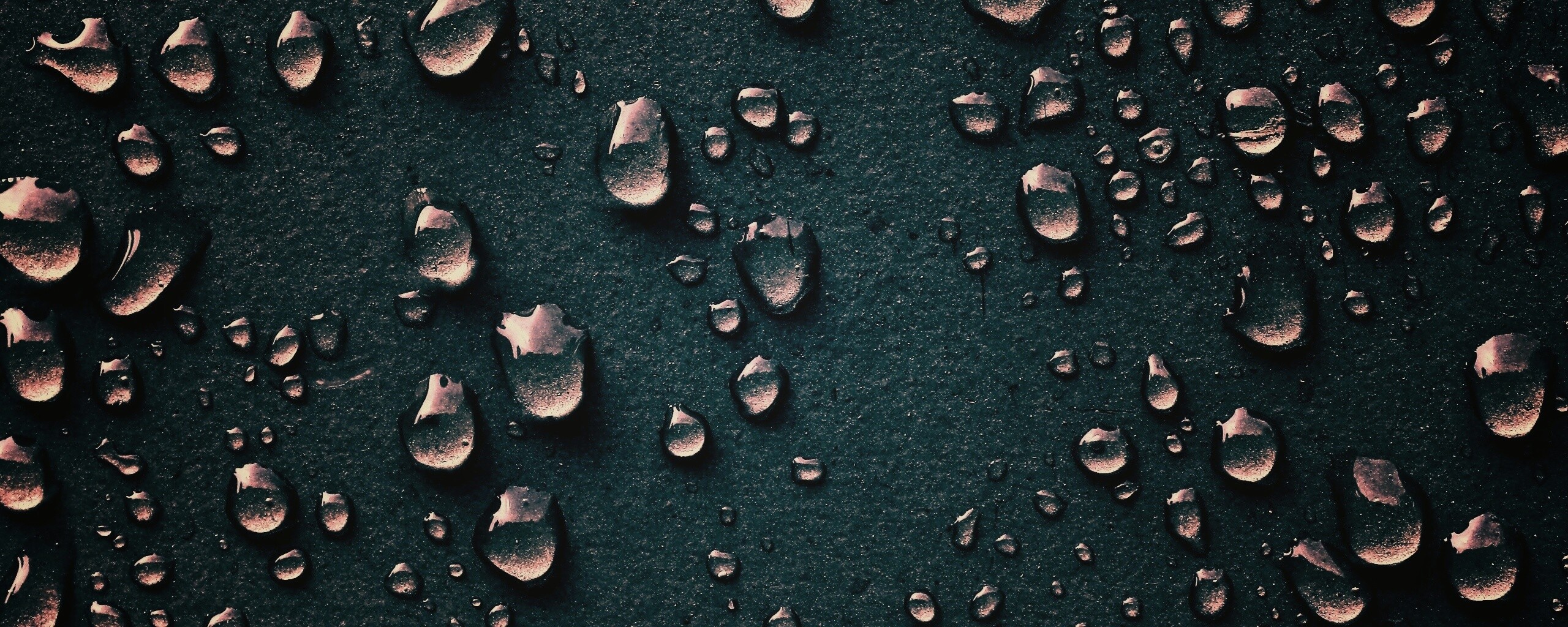 Капли воды на темной поверхности обои