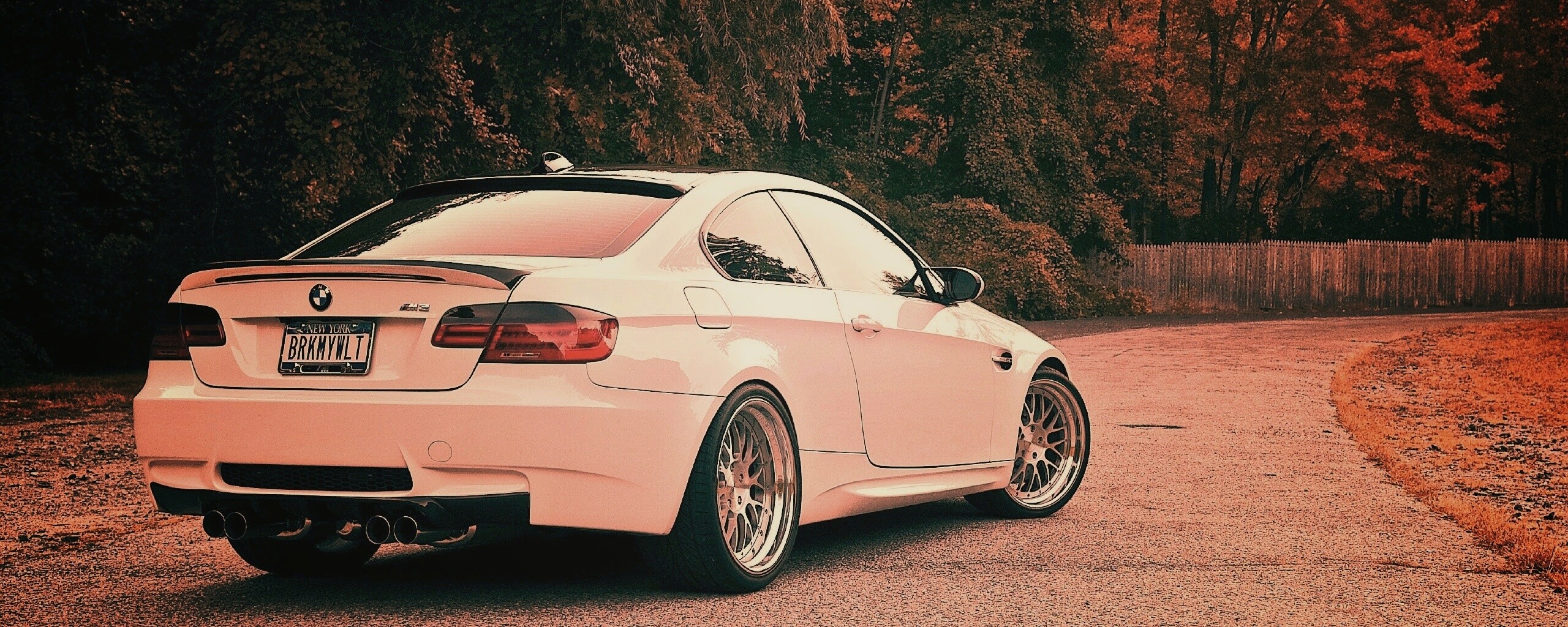 Белый BMW M3 обои