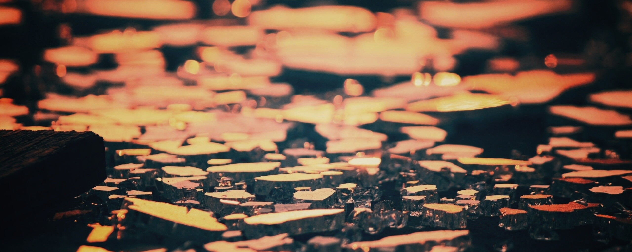 Битое стекло в лучах солнца обои