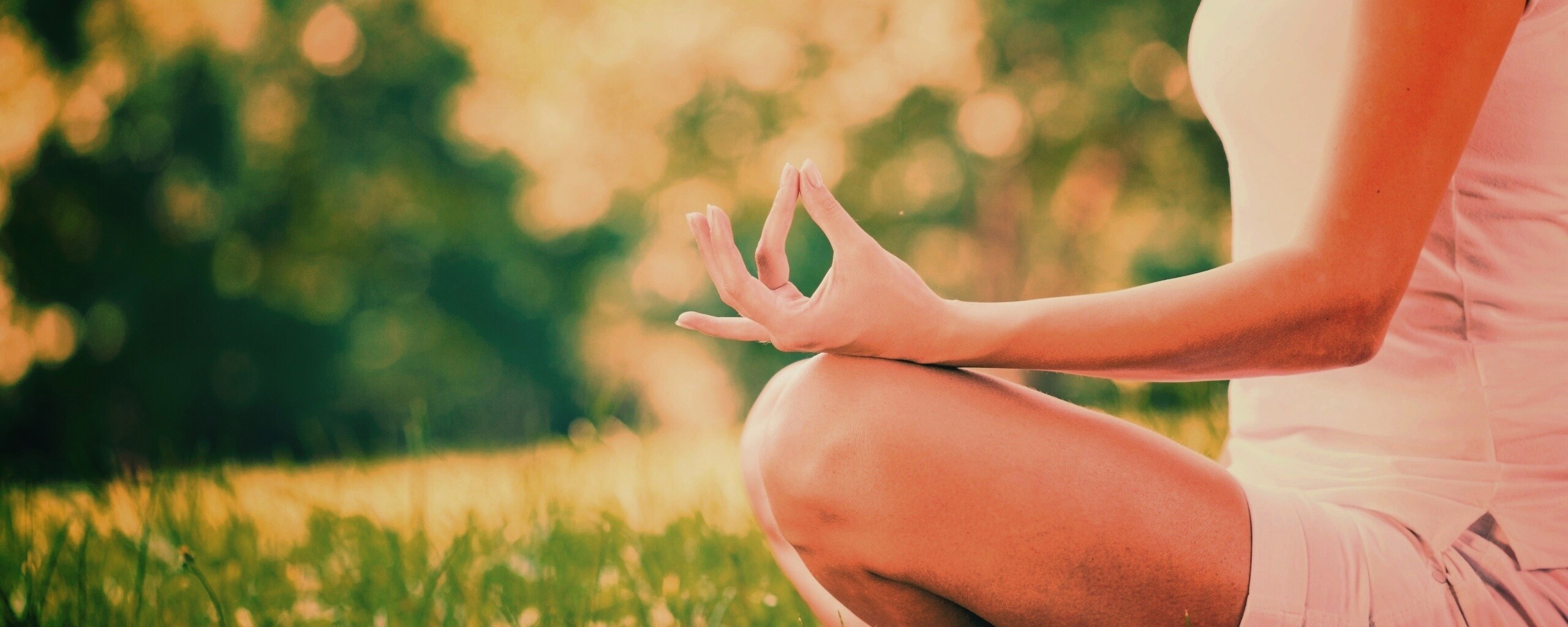 Девушка медитирует в позе лотоса на траве обои