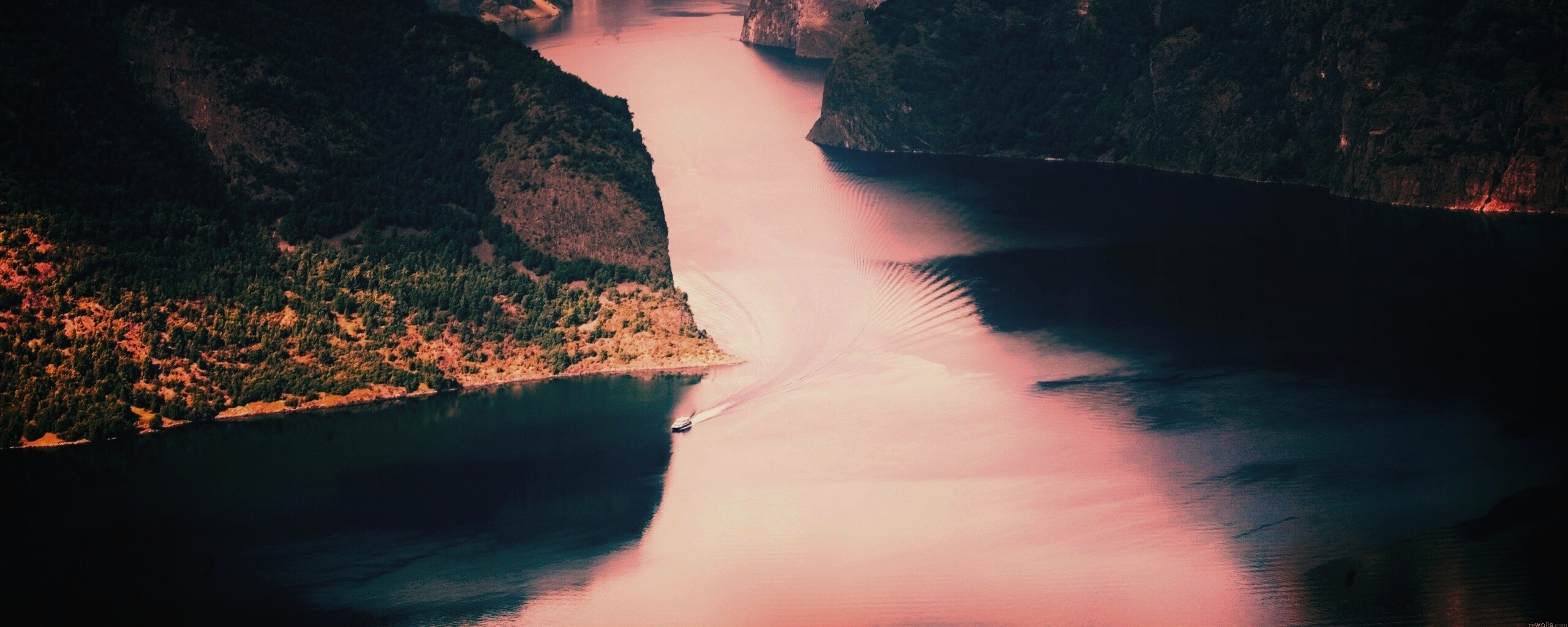 Лодка на реке среди высоких гор обои