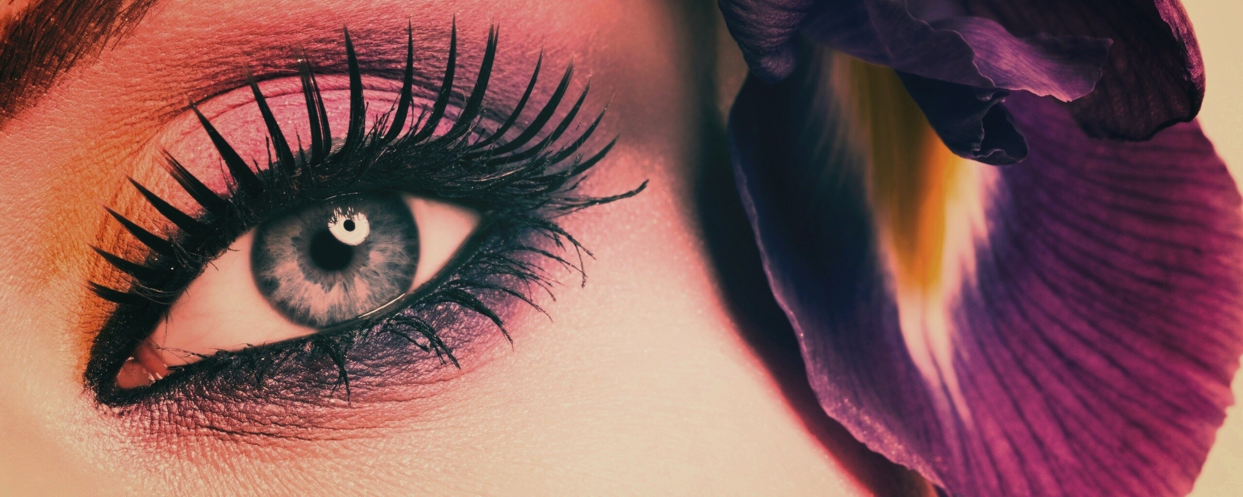 Макияж и цветок обои