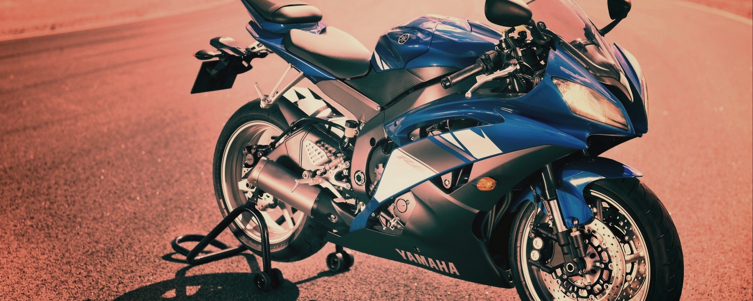 Мотоцикл Ямаха с блокиратором заднего колеса обои
