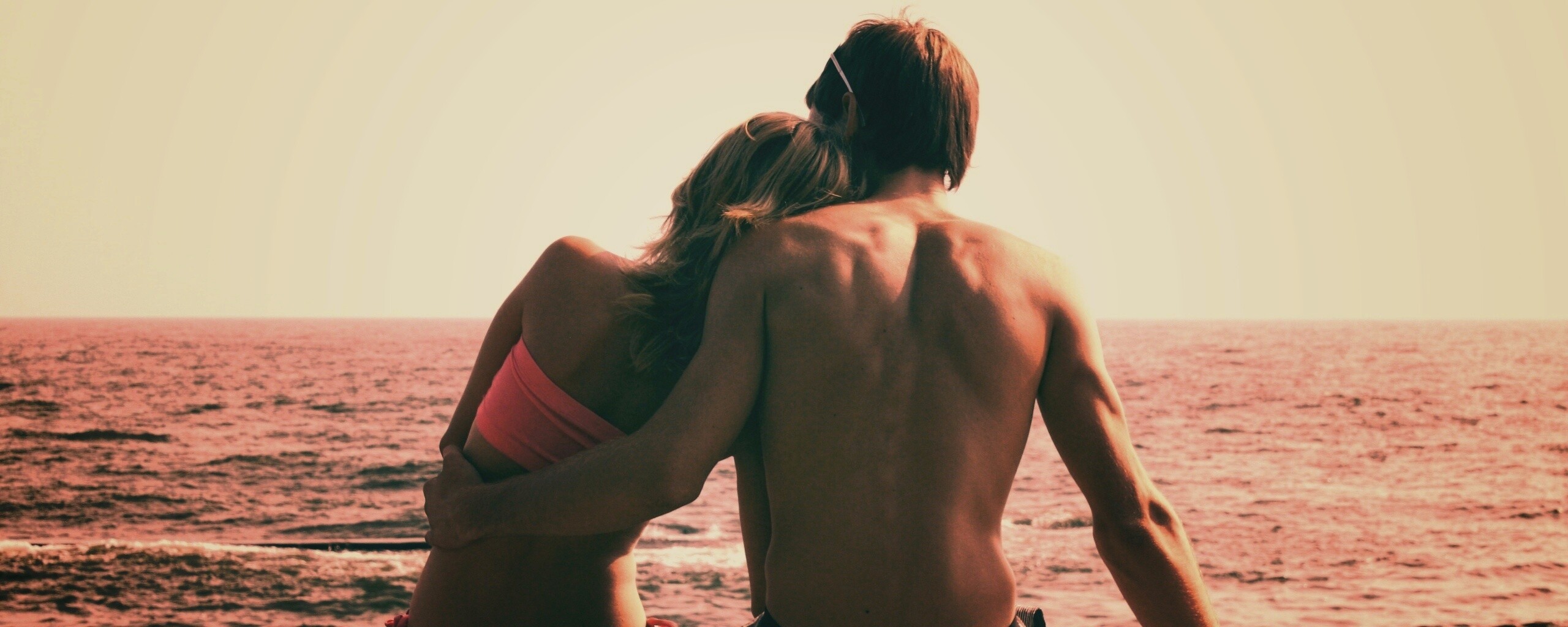 Девушка и парень у моря обои