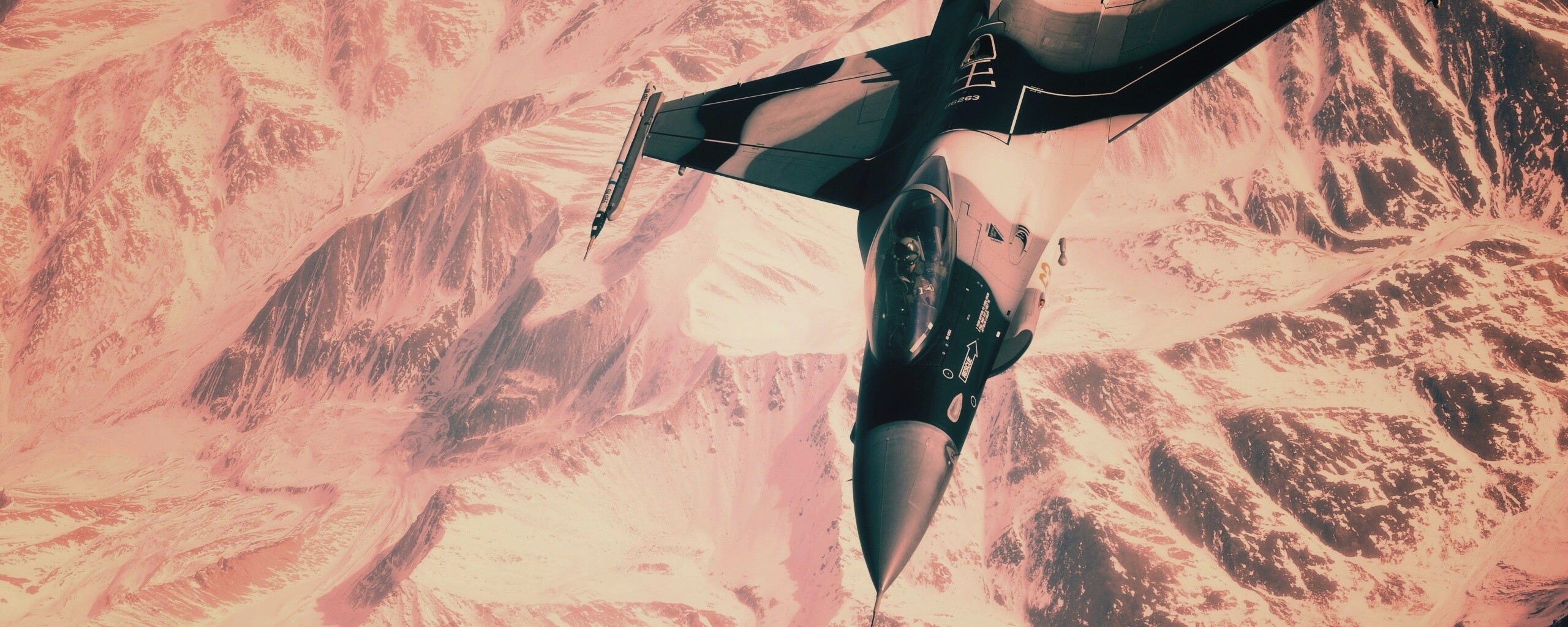 Истребитель над снежными пиками гор обои