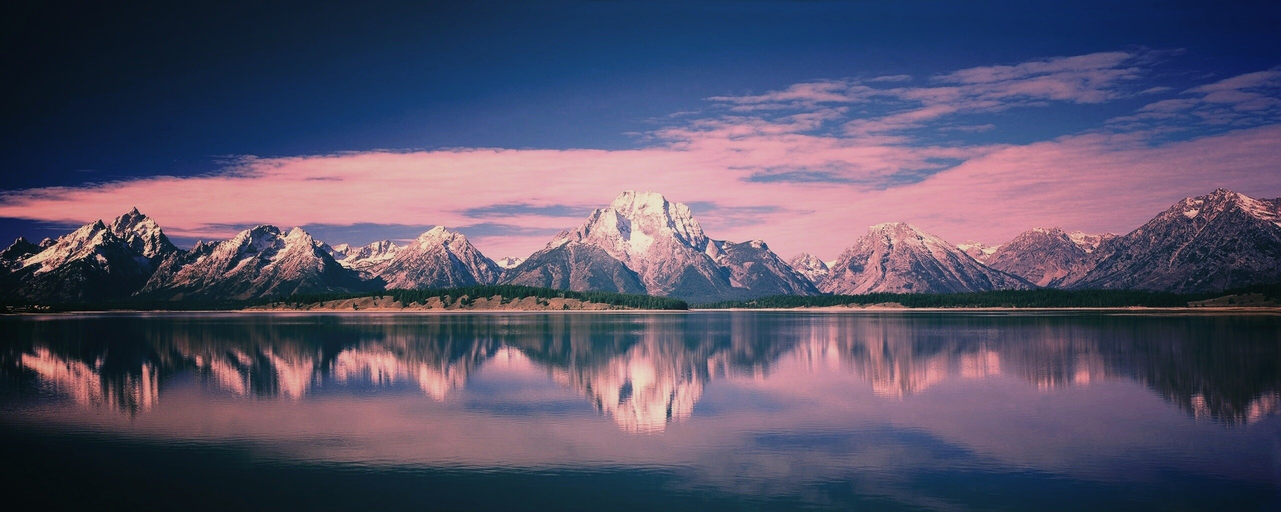 Вид на горы за озером обои