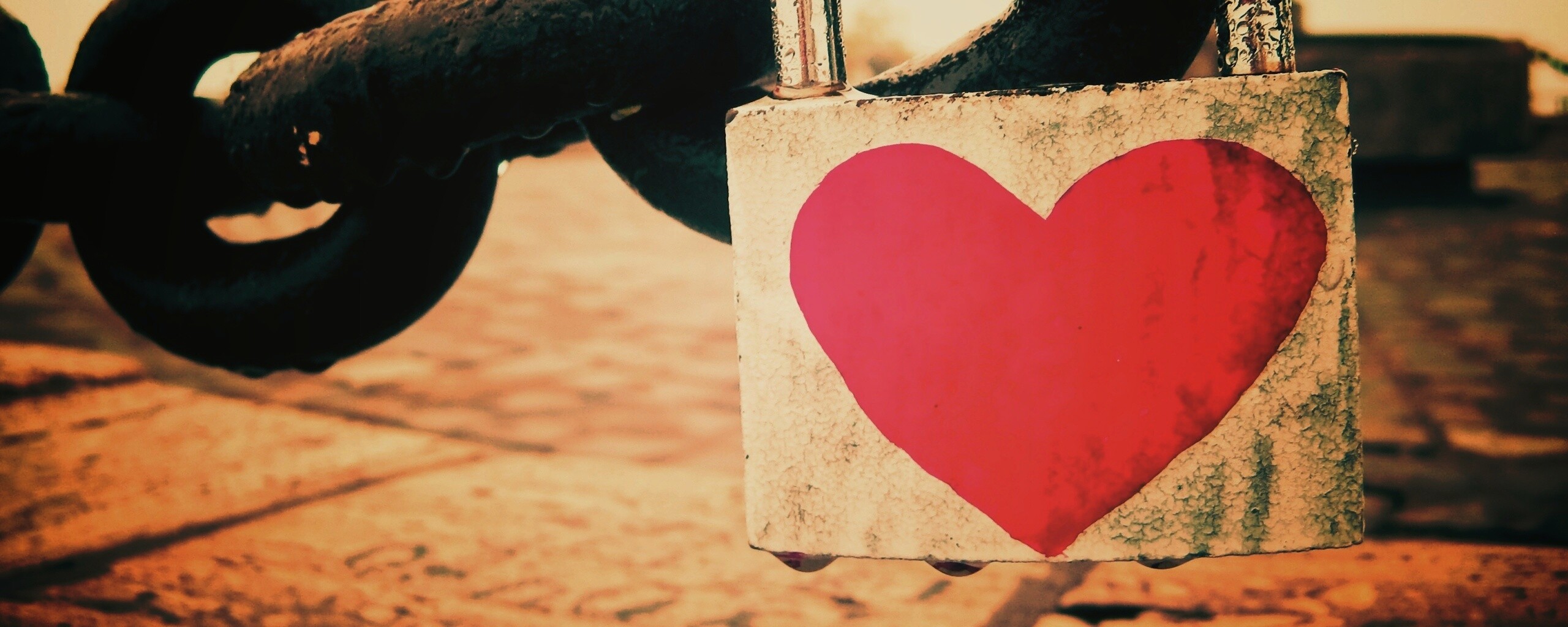 Замочек для влюбленных обои